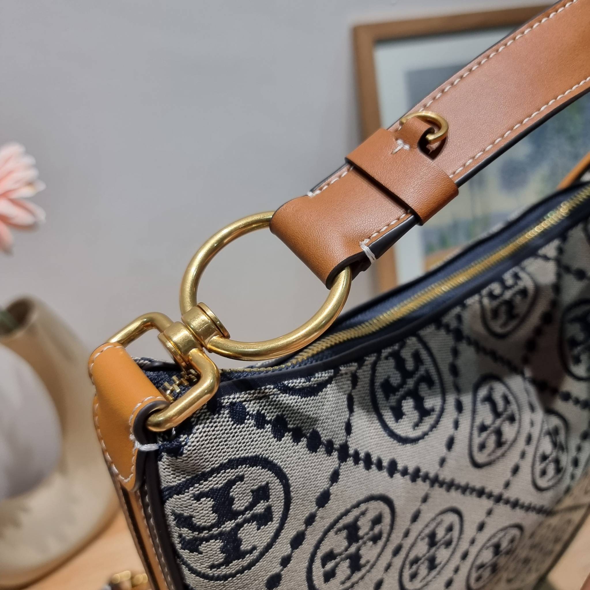ใบใหญ่ 35cm Tory Burch T Monogram Medium Crescent Bag / TORY BURCH T MONOGRAM JACQUARD CRESCENT BAG ไซส์ใหญ่กับไอเท็มสุดร้อนแรง เซเลปรีวิวเยอะมาก!! สาวๆตามหากันไปอีก กระเป๋าทรง half moon ที่ดีไซน์บนผ้า jacquard ลวดลายซิกเนเจอร์ เรียบหรู ผู้ดีมากแม่!