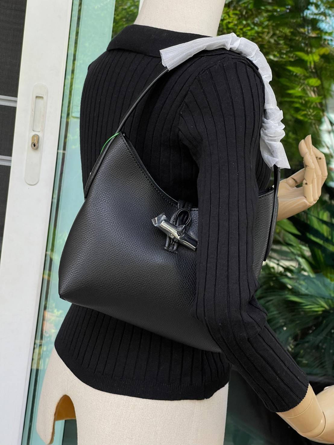 Longchamp ROSEAU Sac porté épaule XS กระเป๋าสะพายไหล่ซึ่งเป็นหนึ่งในแฟชั่นไอเทมที่สาว ๆ ส่วนใหญ่จะต้องมีไว้ใช้งานกันอย่างน้อยคนละหนึ่งใบแน่นอน ใช้งานสะดวก คล่องตัว ทั้งยังมีดีไซน์ให้เลือกหลากหลายตั้งแต่แบบหรูหรา น่ารักสดใส ไปจนถึงเรียบโก้ ให้คุณเลือกหยิบม