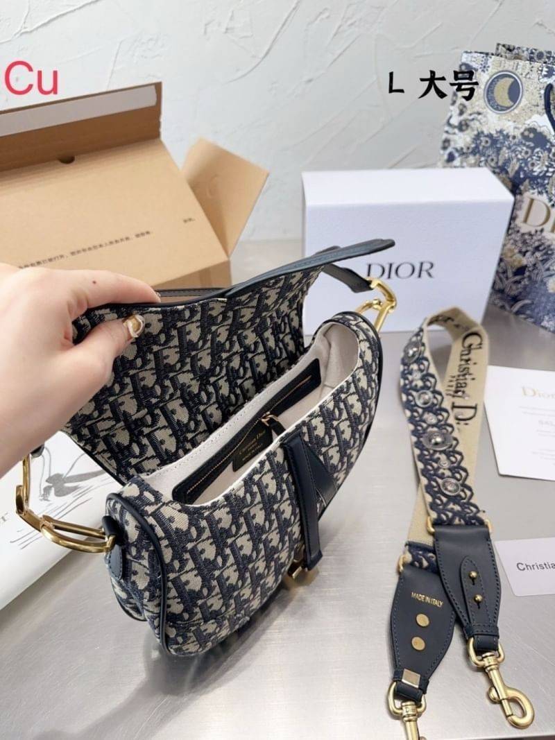 DIOR Saddle Bag with Strap Blue Dior Oblique Jacquard กระเป๋าถือ/สะพาย รุ่นยอดนิยมของแบรนด์ งานผ้าแจ็คการ์ดลาย Oblique ลูกเล่นห้อยด้วยตัวอักษร D สายถือมีกิมมิค CD อะไหล่ทองเงางาม เรียกว่าจะถือก็ปั้วะ จะสะพายก็ปังไม่ไหว เก็บทุกรายละเอียดงานเป๊ะมากค่ะ