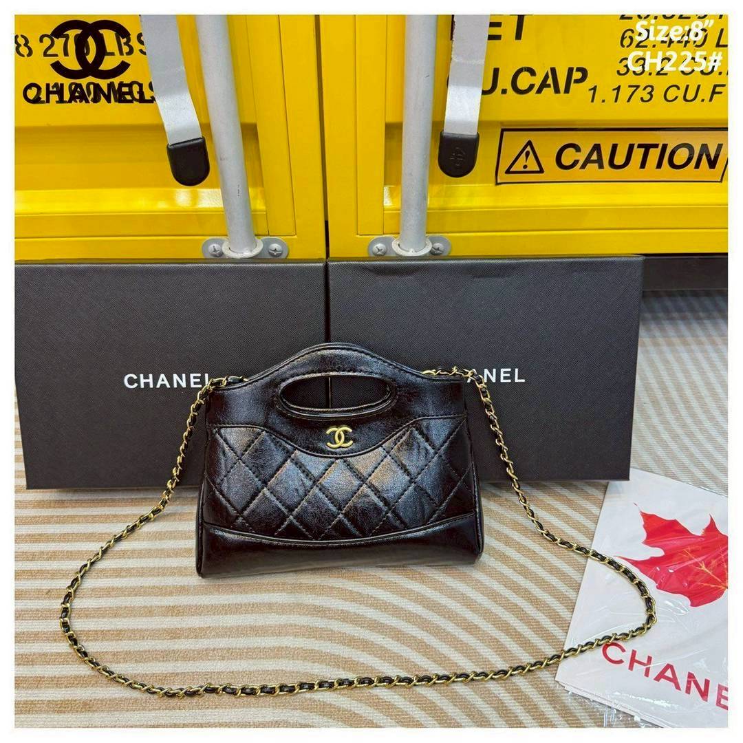 Chanel 31 Mini Shopping Bag กระเป๋าสะพายพร้อมหูจับในตัวทรงสวยมาก ขนาดกำลังดี ปุ๊กปิ๊กน่ารัก ใช้งานสะดวก แมทชุดง่าย ทุกลุค ทุกสไตล์ เป็นไอเท็มสวยรับทรัพย์ก่อนปีใหม่ได้เลย