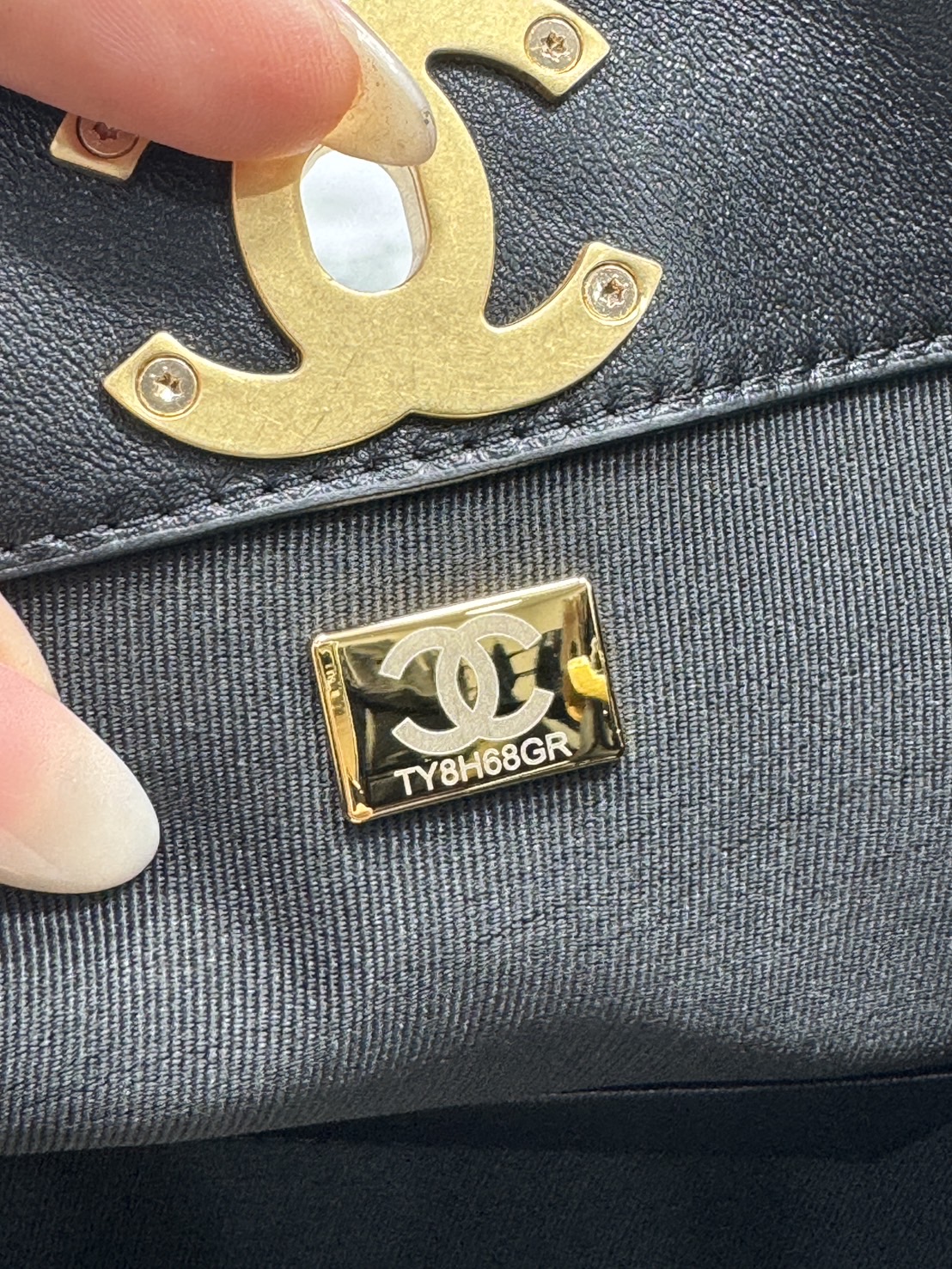 ORI หนังแท้ | CHANEL Shopping Bag 25A Suede Bag กระเป๋าช้อปปิ้งทรงโท้ทหนังกลับสีทูโทน ในคอล Métiers Dart 2024/25 ดีไซน์ใหม่หนังกำมะหยี่โทนเทา ใช้งานง่าย สวยหรูดูแพง