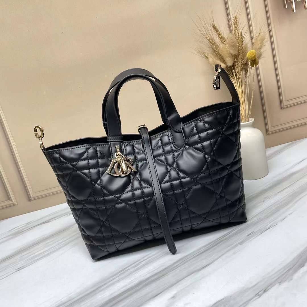 MEDIUM 30cm DIOR TOUJOURS BAG Macrocannage Calfskin / DIOR Tote Bag ออริ 1:1 พร้อมส่ง 5 สี กระเป๋าสะพายทรงโท้ท จุของได้เต็มที่ รูปทรงคลาสสิค หนังสวย หรูหราเกินราคา