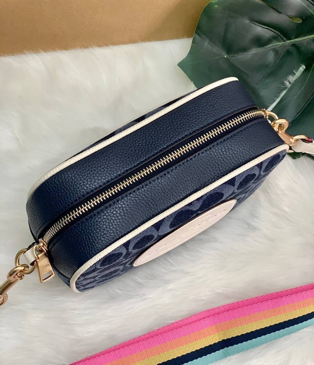 OUTLET 】COACH LADIES GENUINE CAMERA CLASSIC BAG ((2822)) ✔️สินค้าปกติตามเงื่อนไขทั่วไปค่ะ!! พร้อมส่งที่ไทยค่ะ! กระเป๋าสะพายแบบครอสบอดี้ร์ หนังแท้+ผ้าjacquard ทอลายแบรนด์ สวยงามมากๆค่ะ