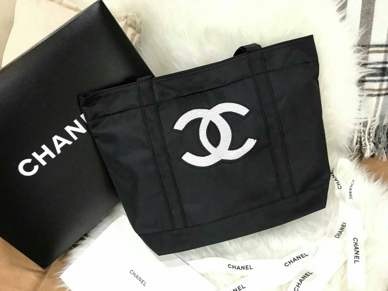 Must Have! Chanel Satin Shopping Bag กระเป๋าสะพายทรง Shopping Bag พรีเมี่ยมกิ้ฟ Limited Edition ของแท้ 100% นำเข้าจาก Chanel Perfume Counter ใบใหญ่วัสดุ SATIN ประดับคริสตัลสีดำโลโก้ CC สุดคลาสสิค ซับใน Polyester 100% เปิดปิดด้วยกระดุมแม่เหล็ก น้ำหนักเบา จ