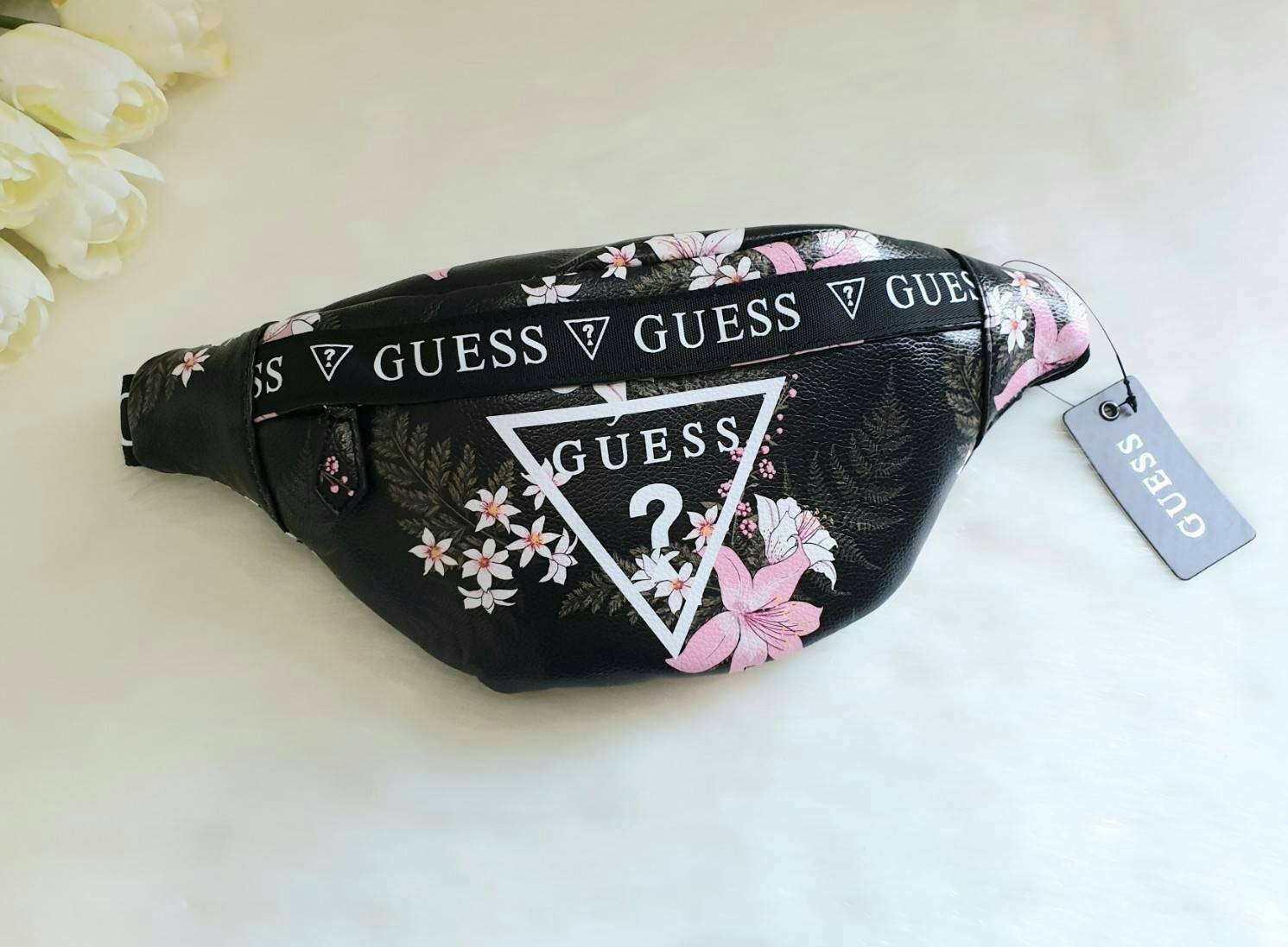 GUESS GESABEL GYM FANNY PACK กระเป๋าหนังคาดเอว/อก ด้านหน้าปั๊มโลโก้แบรนด์ทรงสามเหลี่ยม ตัวกระเป๋าเปิดปิดด้วยซิปใช้งานง่าย มี 2 ช่องซิป มีลูกเล่นซ่อนซิปหน้าคาดปิดด้วยสายพิมพ์โลโก้ ภายในกระเป๋าโล่งกว้าง สามารถใส่มือถือได้ทุกรุ่น จุของได้เยอะ รับรองถูกใจสาวๆ