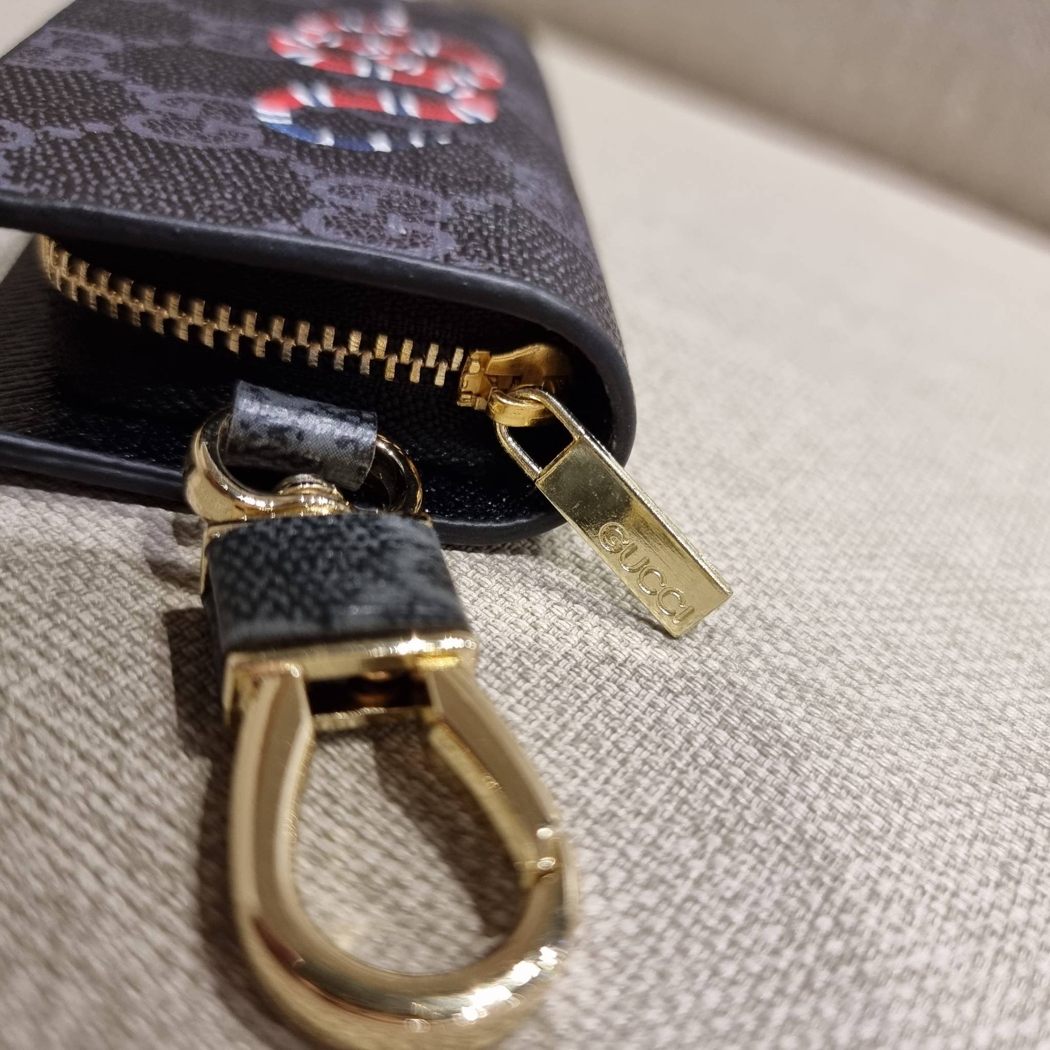 VIP 】SUPER EXCLUSIVE GC GWP KEY FOB WITH GIFT BOX 🎊🐯🐍 ต้อนรับปีแห่งความปัง!! กระเป๋าเก็บกุญแจรุ่นพิเศษ!! เอ็กซ์คลูซีฟมาก!! วัสดุหนังแคนวาส ปั๊มลายคมสวย!! เปิด-ปิดด้วยซิปปั๊มแบรนด์ มีหัวพวงกุญแจห้อย สำหรับเกี่ยวเข้ากับกระเป๋าใบใหญ่