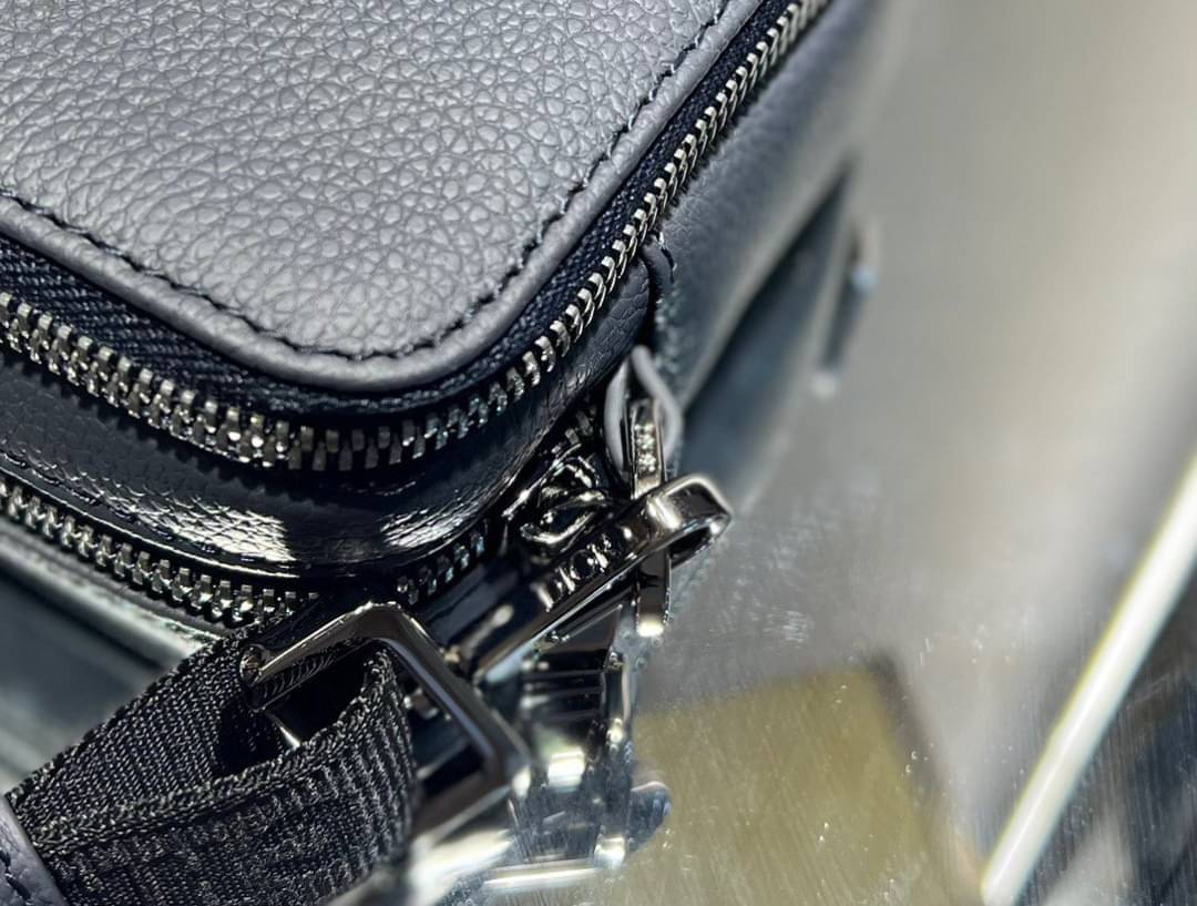 DIOR Grained Calfskin Double Zip Crossbody Pouch / DIOR WITH ATELIER SIGNATURE DARK GRAY GRAINED CALFSKIN POUCH WITH SHOULDER STRAP BAG เกรดเทพออริจินอล หนังแท้ ภาพถ่ายจากสินค้าจริง ใช้งานต่างประเทศได้