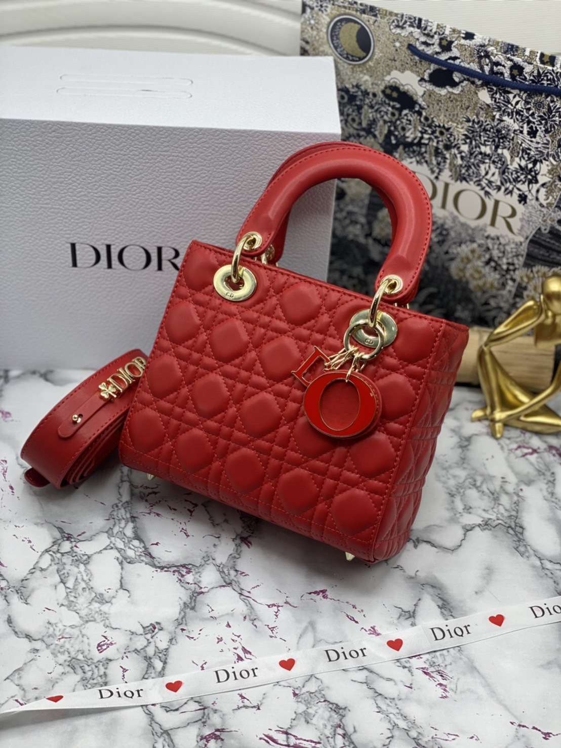 หนังแท้ DIOR LADY BAG 20cm ความสง่างามอีกหนึ่งรุ่นของ Dior รูปทรงสีเหลียม ขนาดกระทัดรัด ตั้งอยู่ทรง ฐานกระเป๋าแข็งแรง มีหมุดรองฐาน ดีไซน์ที่มีเอกลักษณ์เฉพาะตัว ด้านหน้าตกแต่งด้วยตัวอักษร D.I.R ห้อยเป็นพวงกุญแจ จะถือด้วยมือหรือสะพายไหล่ก็ดูดีมากๆ ค่ะ
