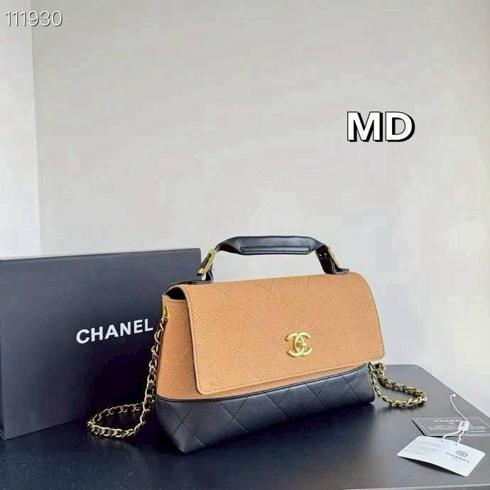 Chanel Flap Leather Suede Bag กระเป๋าสะพาย ดีไซน์ใหม่ คงความคลาสสิคและสวยหรู มีทั้งแบบงานหนังเต็มใบ/ทูโทน/และงานหนังกลับ สวยหรูหรา ภายในเป็นช่องโล่ง