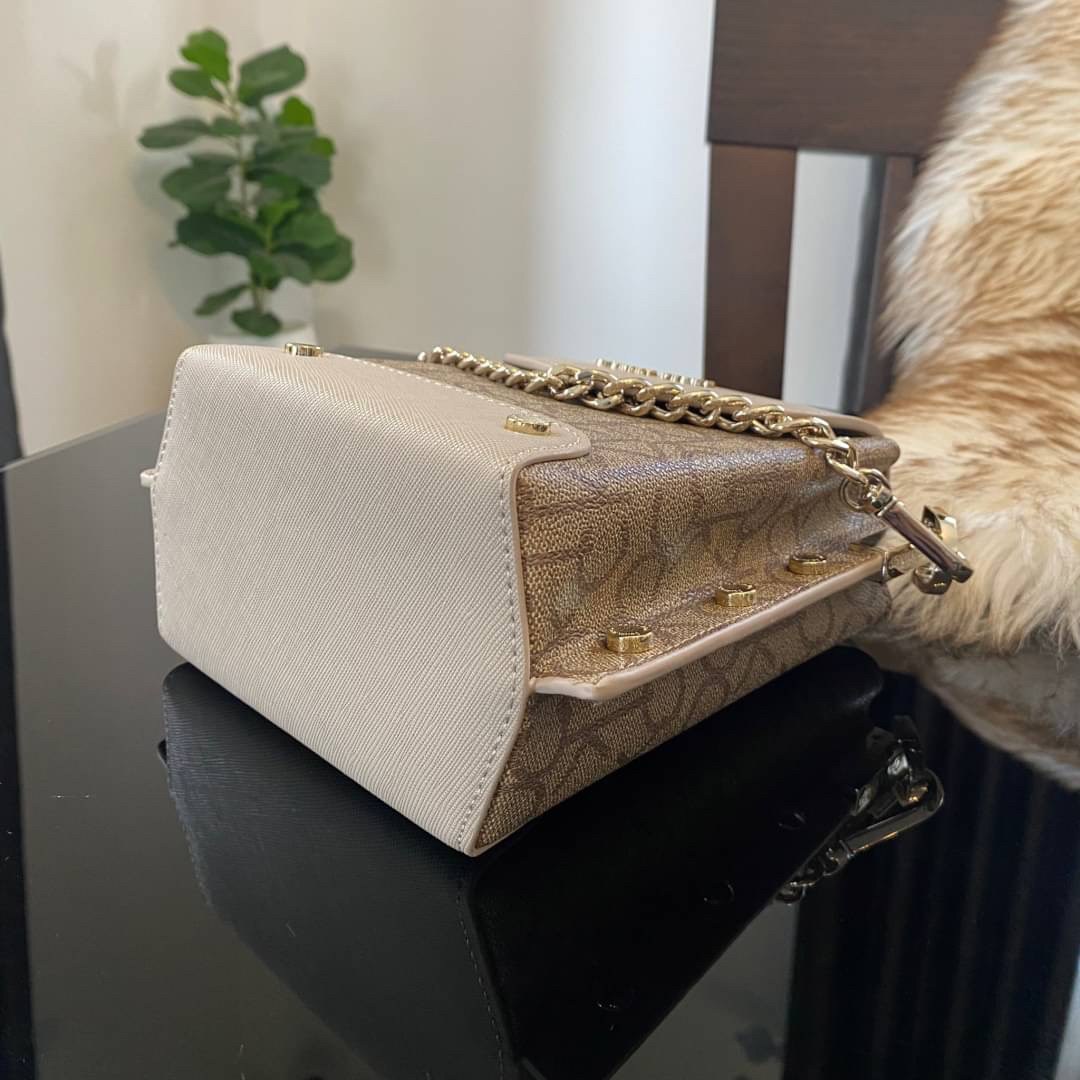 CALVIN KLEIN JEANS crossbody bag กระเป๋าถือหรือสะพาย ลายซิกเนเจอร์แบรนด์ทั้งใบ เปิด-ปิดกระเป๋าด้วยกระดุมแม่เหล็ก ด้านในแบ่งเป็น 2 ช่องหลัก และมีช่องเล็กใส่ของจุกจิก ซับในลายแบรนด์อย่างดี มาพร้อมสายสะพายยาวปรับระดับได้ฟรีไซต์ สามารถใช้ได้หลากหลายโอกาสค่ะ