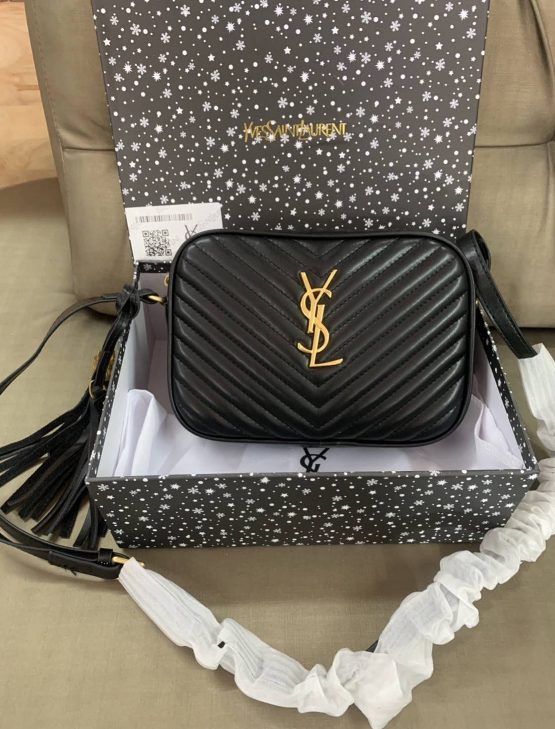 Anatomy of YSL Camera Bag G VIP GIFT WITH PURCHASE (GWP) พรีเมี่ยมกิ๊ฟ Limited Edition จาก Saint Laurent กระเป๋าสะพายแบรนด์ดังสุดฮิต รุ่น Camera Bag เป็นอีกหนึ่ง Item ยอดนิยมสำหรับสาวๆ ที่รักความคล่องแคล่ว มีจุดเด่นทั้งในเรื่องการออกแบบกระเป๋า ที่สามารถนำ