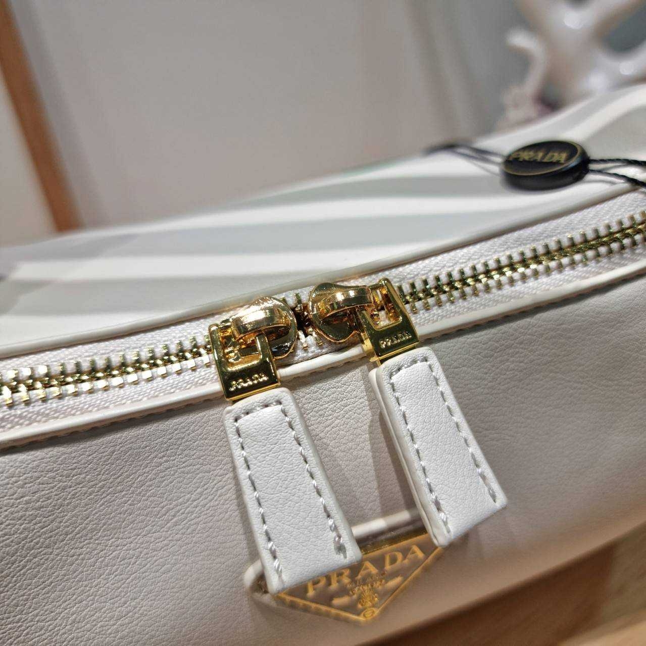 PRADA MEDIUM LEATHER HANDBAG กระเป๋าสะพายไหล่ดีไซน์เก๋และมาแรงมาก สาวๆหนุ่มๆติดแกลมต้องไม่พลาด สวยดูแพง เกรดวีไอพี ไฮเอน 1:1 ใช้งานต่างประเทศได้