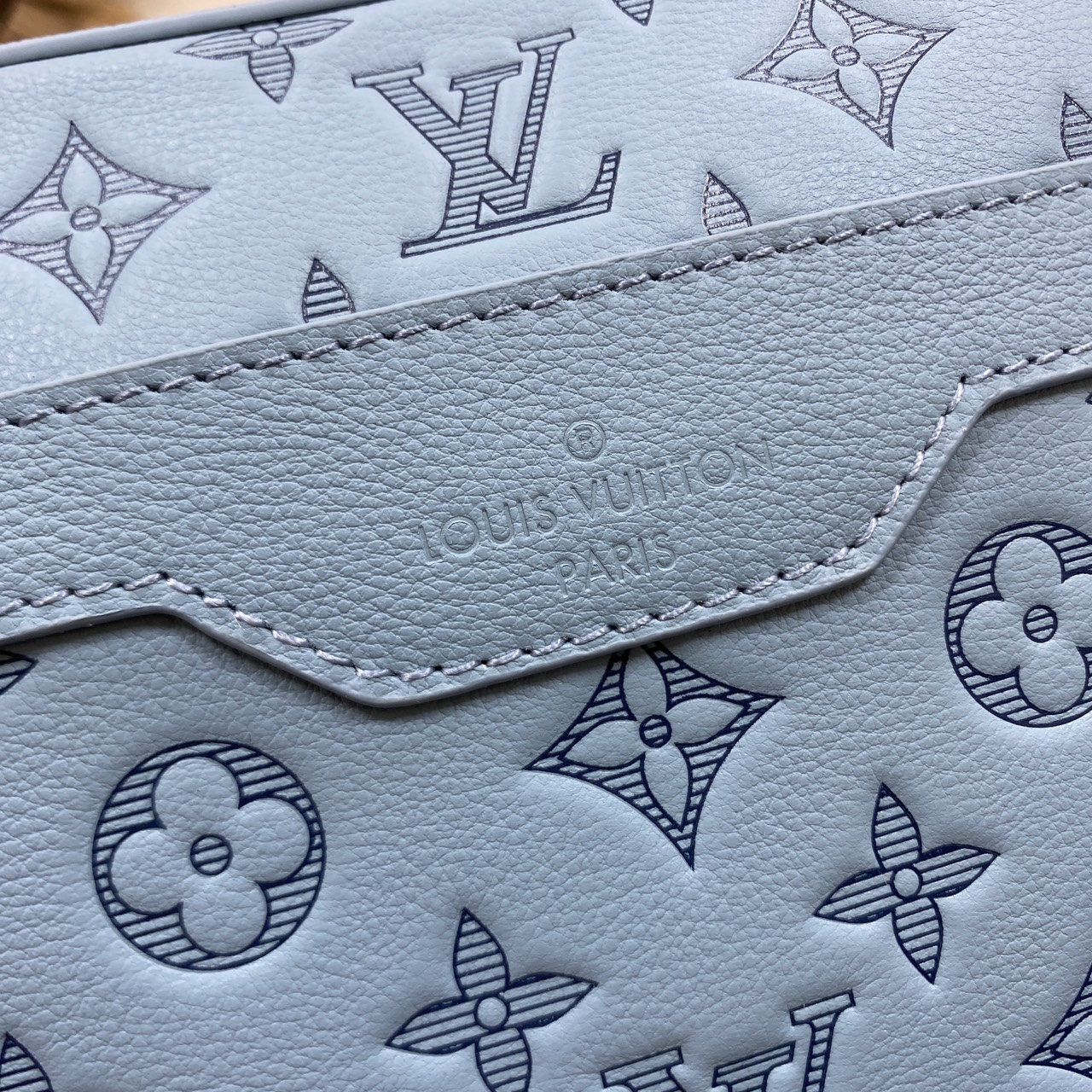 TOP ORI หนังแท้ | LV Trio Messenger Bag กระเป๋าสะพายทรงแมสเซ็นเจอร์ Monogram Shadow Sky Blue ดีไซน์ทันสมัยในโทนสีสปอร์ต เอกลักษณ์ของความหรู ไฮคลาสอย่างลงตัว