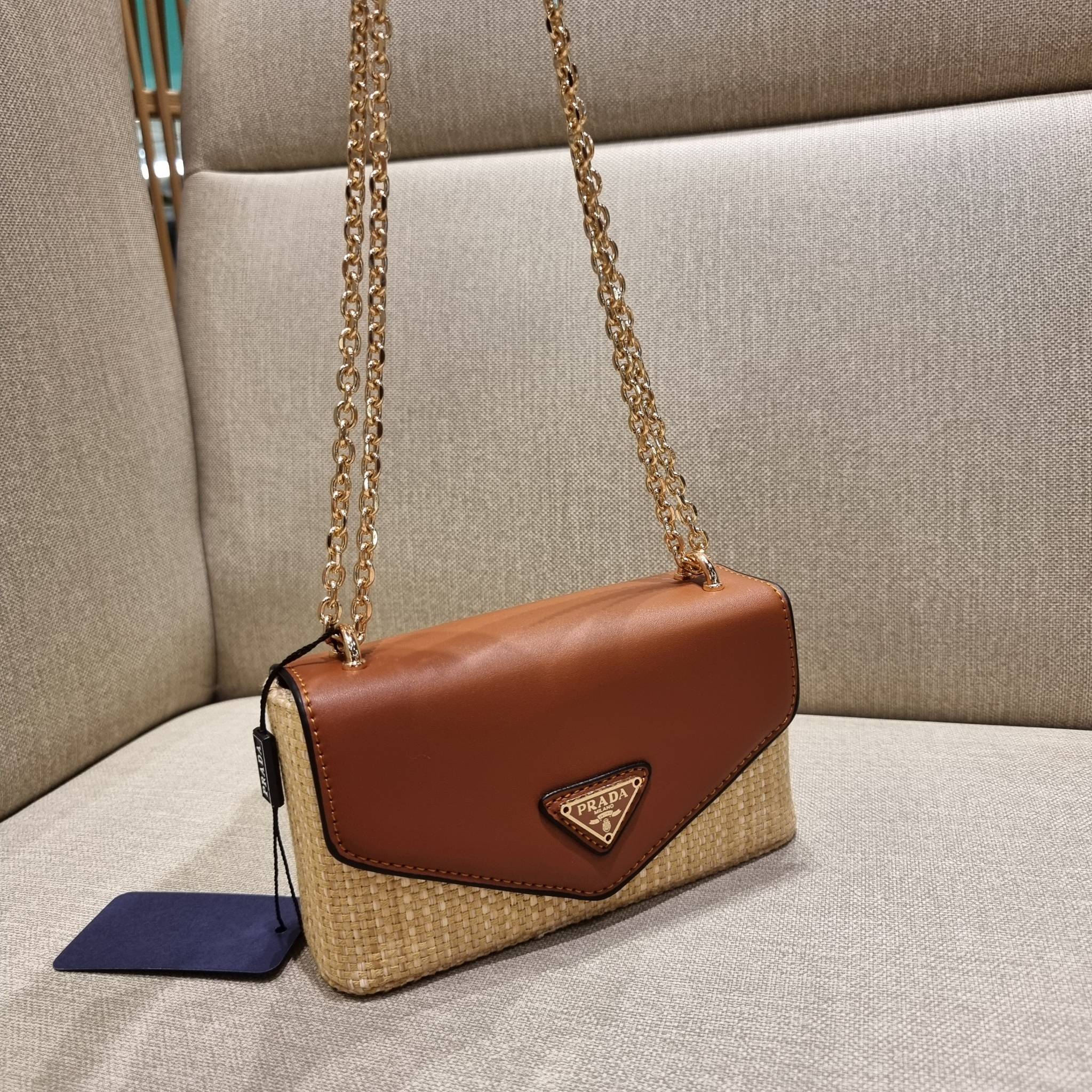 VIP 🥂 PRADA RAFFIA AND LEATHER SHOULDER BAG ลายสานกำลังฮิต! ปังไม่ไหว! ด้วยดีไซน์ล้ำทันสมัย ตกแต่งหนังแท้ผสานกับวัสดุจากธรรมชาติ ออกมาเป็นลายสานที่สวยหรู กับกระเป๋าสะพาย ไซส์กำลังน่ารัก ใส่โทรศัพท์ได้ พกพาง่าย เปิด-ปิดด้วยกระดุมแม่เหล็ก ภายในเป็นช