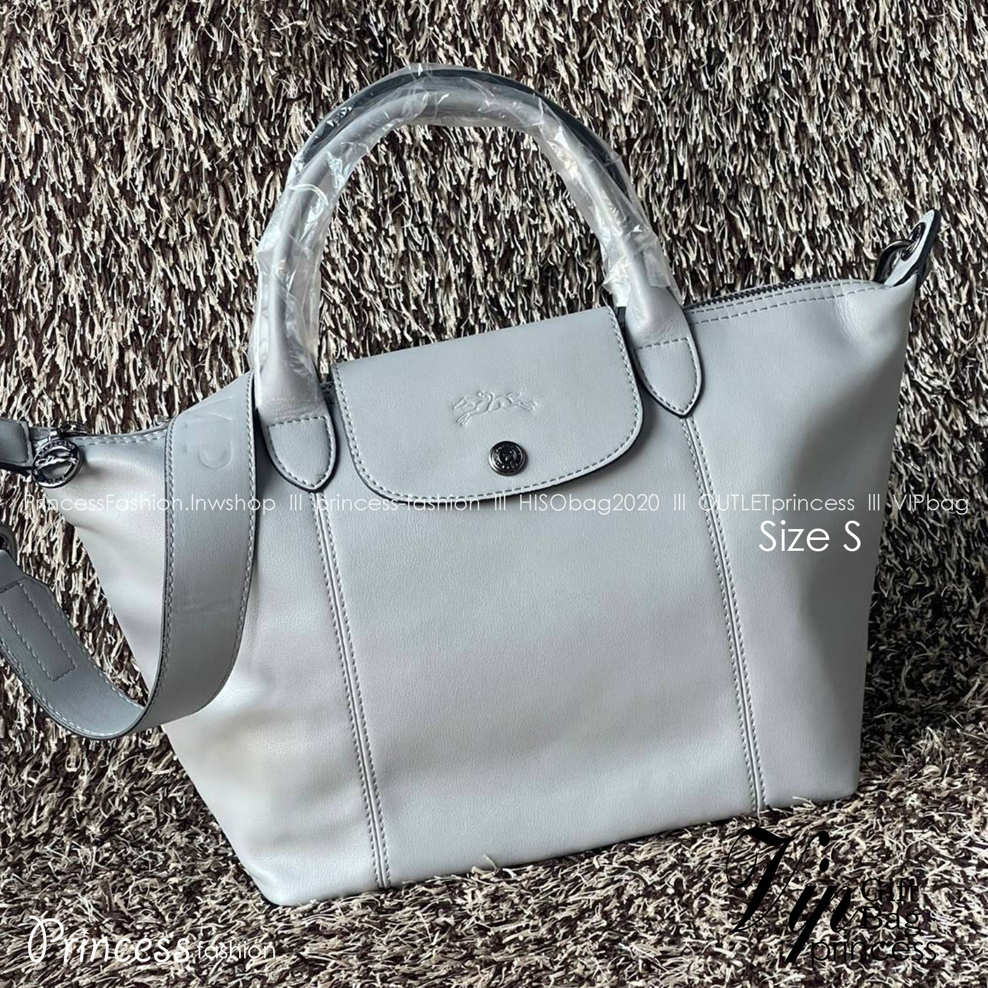 Longchamp Le Pliage Cuir Top handle bag S เรียกว่าเป็นกระเป๋าอีกหนึ่งรุ่นที่ไม่ว่ายังไงก็ฮอตฮิตและติดเทรนด์ตลอดไม่เคยเปลี่ยนกับ ทรง Le Pliage Cuir หนึ่งในตระกูลกระเป๋าสุดไอคอนิกจากแบรนด์