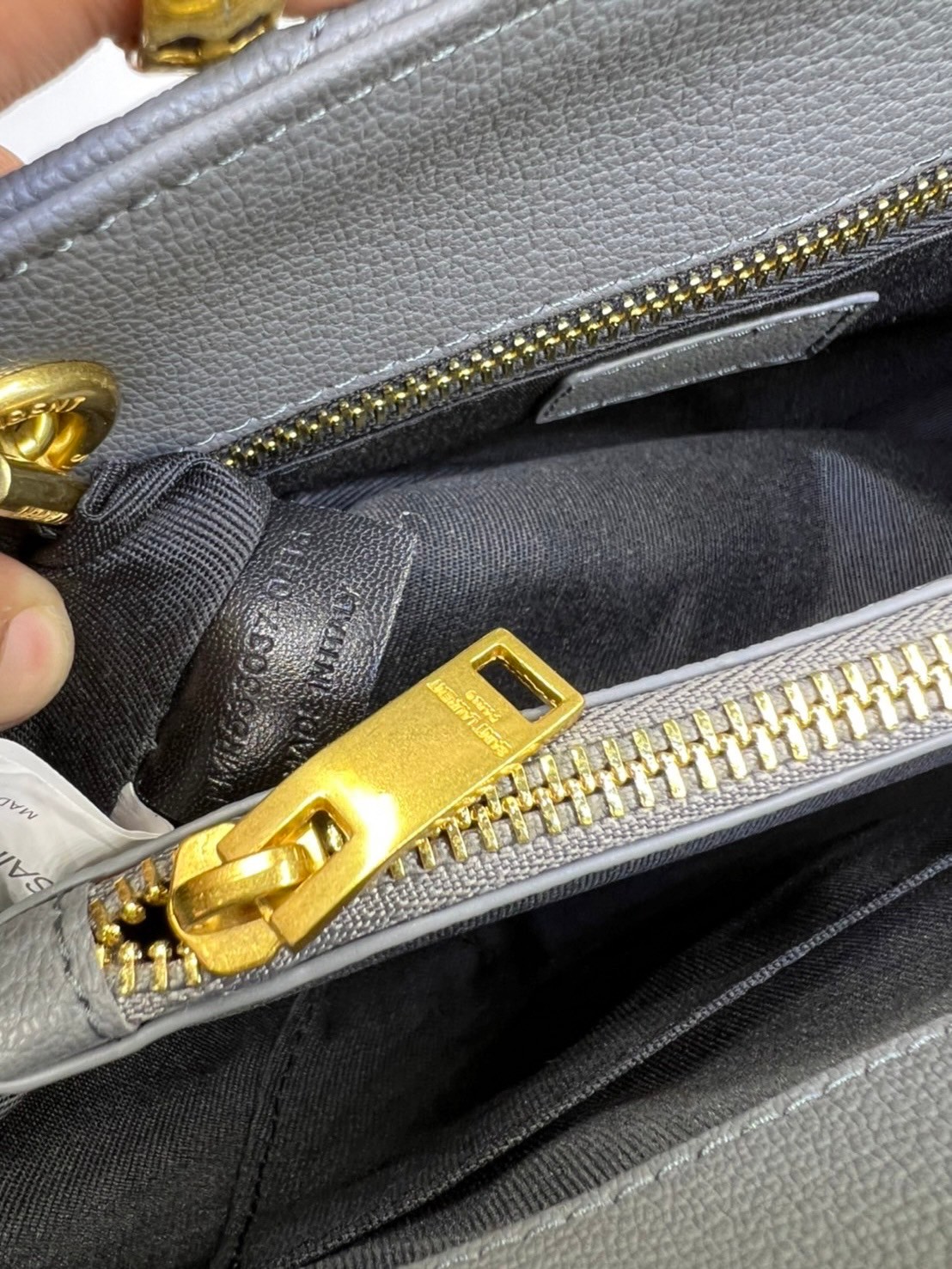 หนังแท้ Saint Laurent YSL Monogram Shopping Large Tote Bag กระเป๋าทรงช้อปปิ้งใบใหญ่ จุของได้เยอะ ภายในแบ่ง 2 ช่อง พร้อมซิปช่องกลาง ภาพสินค้าถ่ายจากงานขายจริง ใช้งานต่างประเทศได้