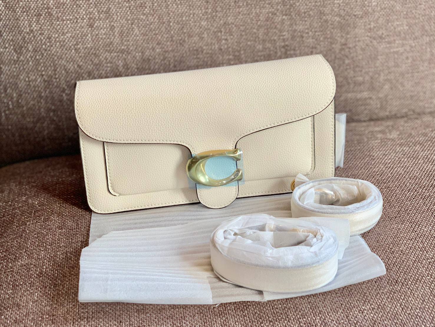 COACH TABBY SHOULDER BAG 26 ((73995)) 📣พร้อมส่งที่ไทยอีกครั้งค่ะ ห้ามพลาด ✔️กระเป๋าหิ้ว//คล้องไหล่//สะพายข้างได้ สุดคุ้ม! หนังแท้อย่างดี ลายหนังสวยนิ่มมือมากค่ะ ✔️ด้านหน้ามีอะไหล่แบรนด์ตัวใหญ่ อะไหล่ทองสวยโดดเด่น ✔️เปิดปิดกระเ