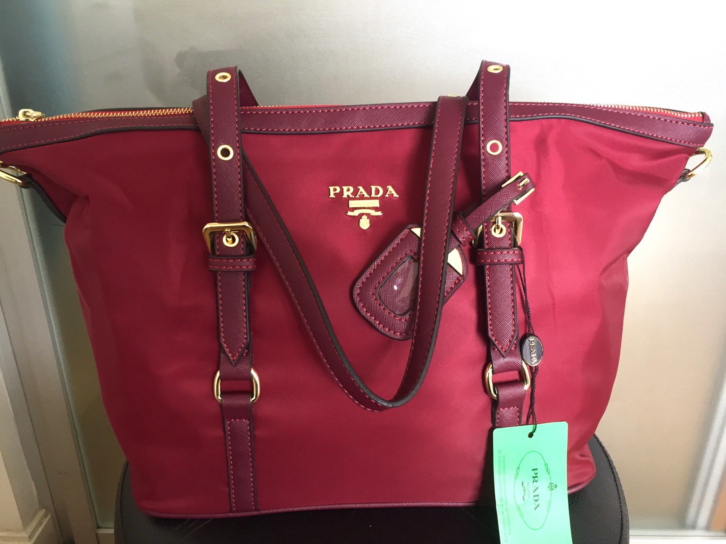 Prada premium gift Tessuto/Saffiano Bag งานพรีเมี่ยมกิ้ฟ จากเคาเตอร์ต่างประเทศคะ รุ่น Limited edition ค่า กระเป๋าอเนกประสงค์ จากแบรนด์ PRADA เป็น กระเป๋าผ้าไนล่อน ตามแบบฉบับของแบรนด์เลย หลงรักเลยคะ สะพายไหล่ได้ ถือก็สวยๆ ใช้แล้วสวยมากๆคุ้มเกินราคารับประกั