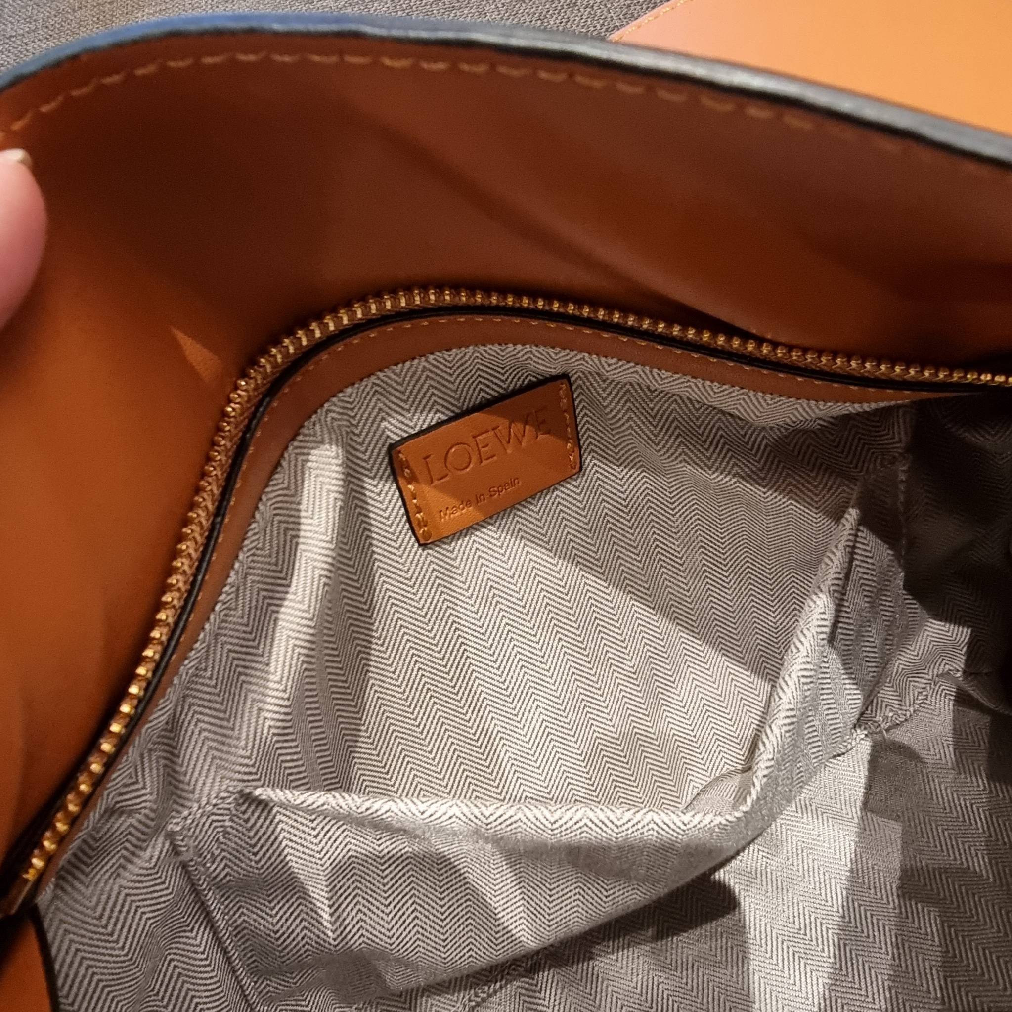 LOEWE PUZZLE HOBO BAG ใหม่ล่าสุด กับแบรนด์ที่มีดีไซน์โดดเด่นเป็นเอกลักษณ์ สวยหรูทุกรุ่นจริงๆ!! กระเป๋าสะพายโฮโบ ทรงสวย สไตล์พัซเซิลคลาสสิค วัสดุหนังวัวฟอกสี นิ่มมือ ฟินมาก!! เปิดใช้งานด้วยซิป ที่ภายในโล่งกว้าง ใส่ของสำคัญได้ครบไม่มีพลาด แบบสบายๆ มาพร้อมสา