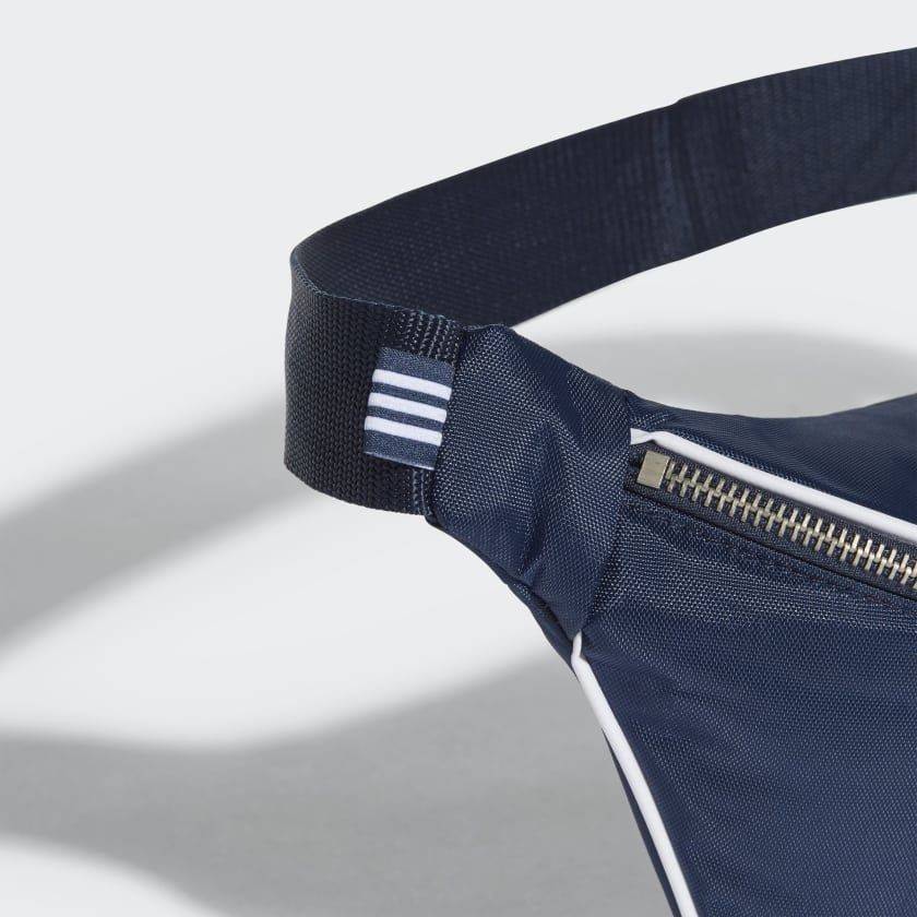 ADIDAS ORIGINALS ADICOLOR WAIST BAG ของมันต้องมี!! กระเป๋าคาดอก/คาดเอวสุดชิค ดีไซน์เรียบง่าย แต่สะพายแล้วเท่ คลาสสิคสุดๆ!! วัสดุ Nylon+Polyester กันน้ำได้ เปิด-ปิดฝากระเป๋าด้วยซิป หัวซิปปั๊มแบรนด์เป็น signature ภายในมีช่องโล่งกว้าง ใส่ของได้พอสมควร ใส่มือ