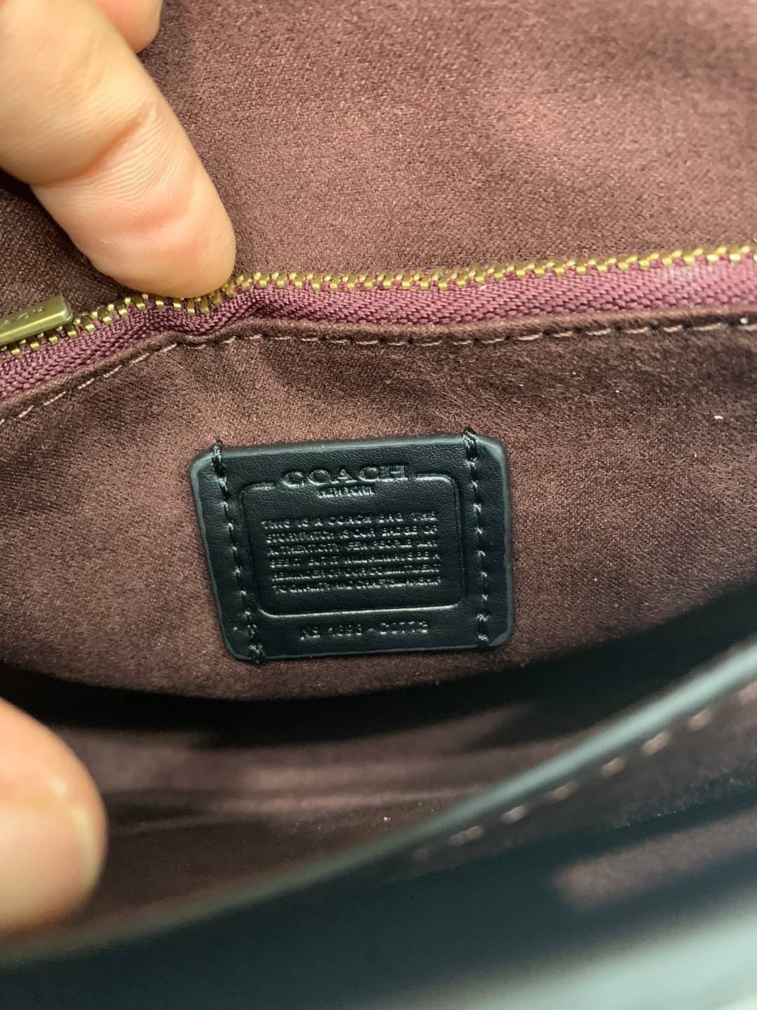 COACH TABBY TOP HANDLE 20 พร้อมส่งที่ไทยค่ะ! กระเป๋าหิ้ว//สะพายข้างได้ หนังแท้อย่างดี กหนึ่งใบทำหนังสองลายได้อย่างสวยงาม พร้อมโลโก้รุ่นใหม่ล่าสุดดูดีมากๆค่ะ เปิดปิดกระเป๋าแบบกดล็อค ภายในมีช่องหลักสองช่อง ใส่มือถือได้ทุกรุ่น;กระเป๋าเงินใบกลางได้;ของจำเป็นจ