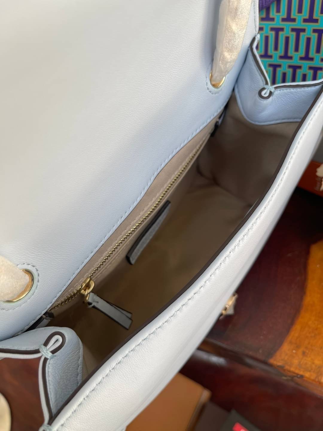 Tory Burch Savannah Convertible Shoulder Bag สาว ๆ ลุคสาวๆไม่ควรพลาด Collection นี้เลยนะคะ เป็นรุ่นที่ตอบโจทย์และครองใจสาว ๆ ได้อย่างแท้จริง เนื่องจากมีดีไซน์เรียบหรู โดยทางแบรนด์ได้ใช้เทคนิคการเย็บบนหนังเป็นลายเส้น (Chevron) ทำให้กระเป๋าดูมีราคามากยิ่งขึ