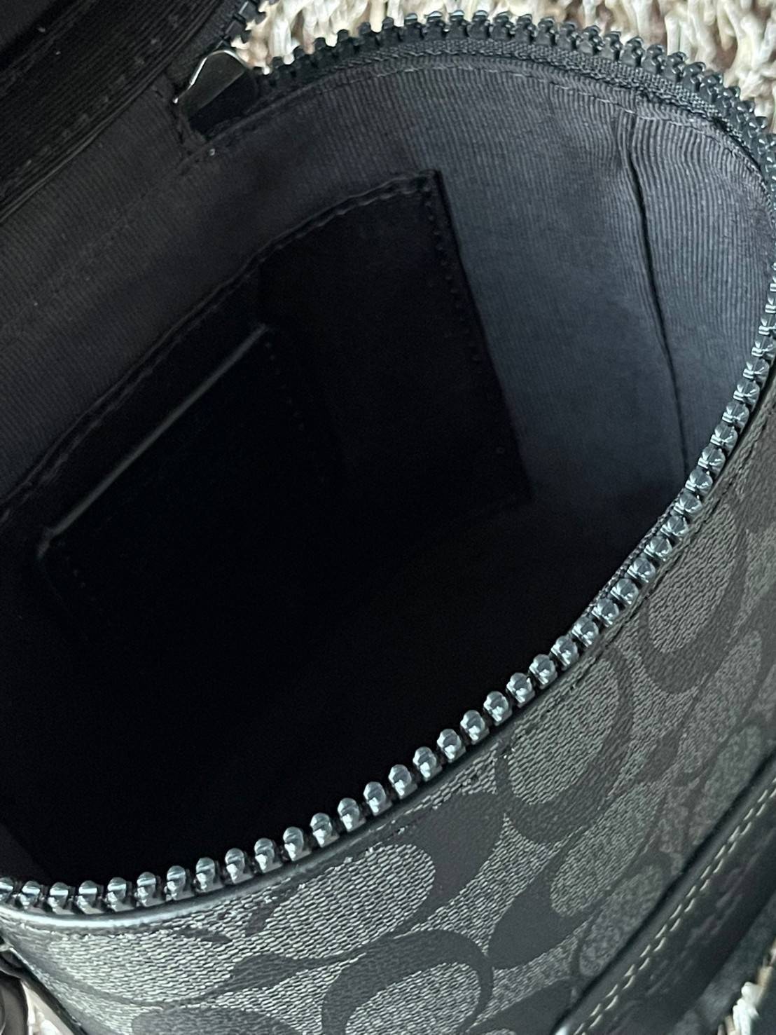 Coach Barrel Crossbody In Signature Canvas C9843 กระเป๋าถือสุดชิคตามแบบฉบับของ Coach ใบนี้หยิบมาแมตช์กับเสื้อผ้าได้ง่ายมาก ใช้งานได้แบบยูนิเซท ทั้งชายและหญิง เพราะมีดีไซน์ที่เรียบเก๋