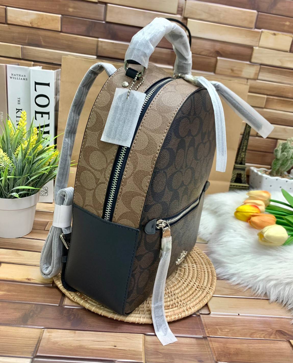 COACH JORDYN BACKPACK IN BLOCKED SIGNATURE ((76622//76624//76715)) พร้อมส่ง กระเป๋าสะพายหลังแบบมีหูหิ้ว หนังแท้ หนังนิ่มอย่างดีเลยค่า ด้านหน้ามีช่องซิปหนึ่งช่องสำหรับใส่ของจุกจิกนะคะ เปิดปิดช่องหลักแบบซิปคู่ หัวซิปมีหนังห้อยมาให้ ภายในกระเป๋าโล่งใส่สัมภาร