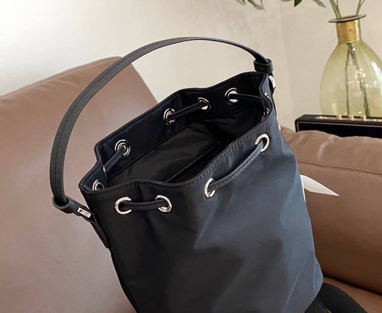 Tory Burch Virginia Nylon Bucket Bag / Tory Burch logo-plaque bucket bag กระเป๋าสะพายทรงบัคเก็ต เปิด-ปิดหนังรูดปากกระเป๋า มีหูหิ้วในตัว คล้องแขนเก๋ๆ ภายในเป็นช่องโล่ง มีช่องย่อย ใส่ของสำคัญจุกจิกได้ มีสายครอส จะสะพายไปไหนก็ได้ทุกโอกาส สวยเลิศทุกสี พร้อมส่