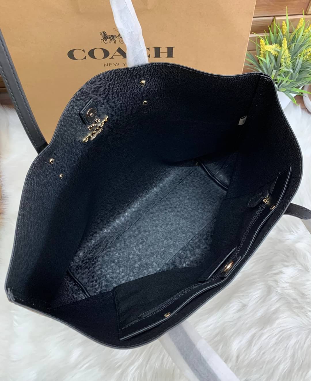 COACH TOWN TOTE SIGNATURE BAG((76636)) พร้อมส่งอีกครั้ง! กระเป๋าใบใหญ่หนังแท้ สวยงามค่ะ ป้ายอะไหล่แบรนด์แบบโลหะสีทองสวยหรูมากๆ เปิดปิดกระเป๋าแบบกระดุมแม่เหล็ก ใช้งานง่าย ภายในกว้างมากๆค่ะบอกเลย สาวๆที่สัมภาระเยอะหายห่วงค่ะ พร้อมช่องกระเป๋าซิปให้ใส่มือถือห