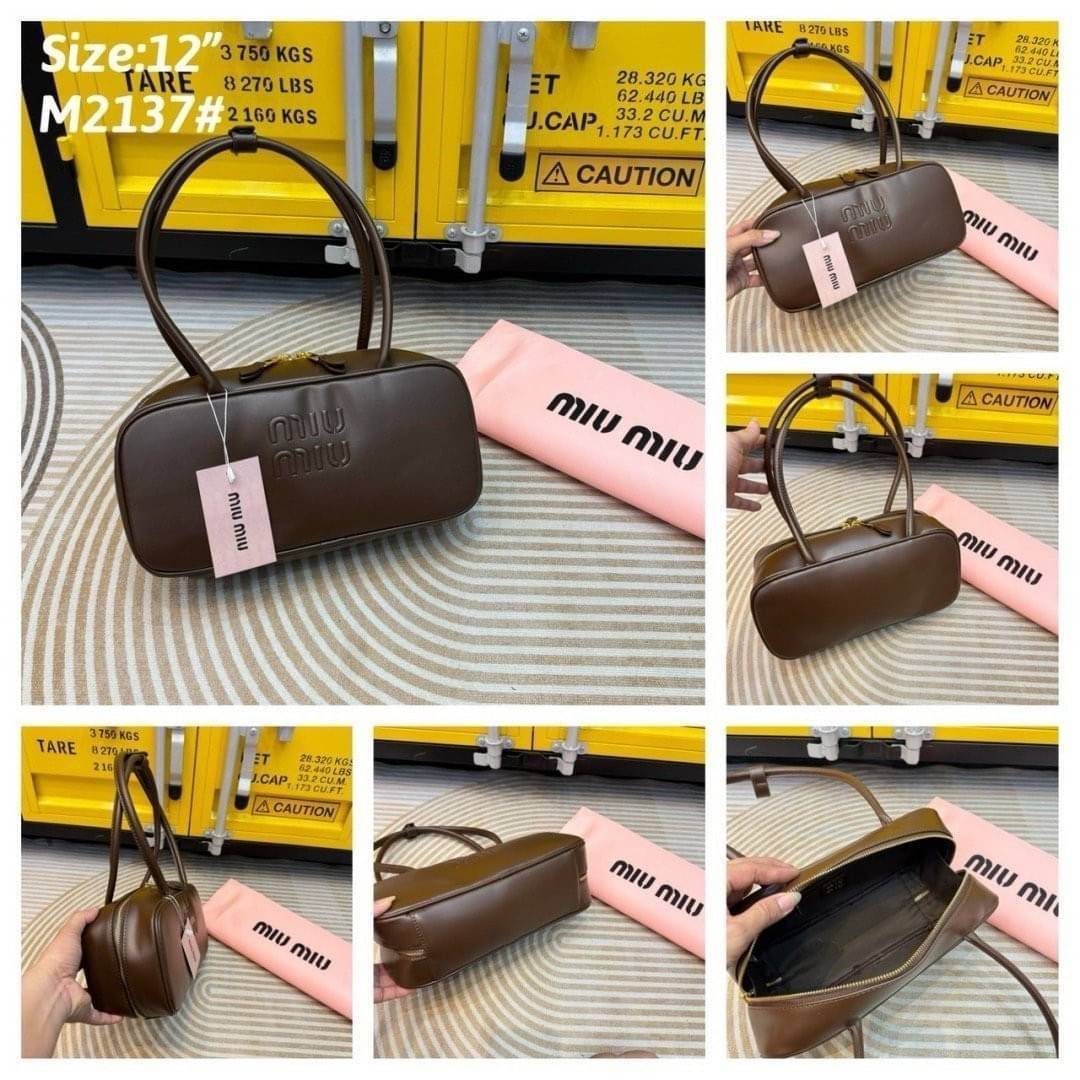 MIU MIU Arcadie leather shoulder bag 30cm กระเป๋าถือรุ่นหูยาวสะพายไหล่ได้สุดชิค น่ารักๆเก๋ๆ ดีไซน์เรียบแต่มาก สวยดูแพง หูจับในตัวง่ายและสะดวกพกพา