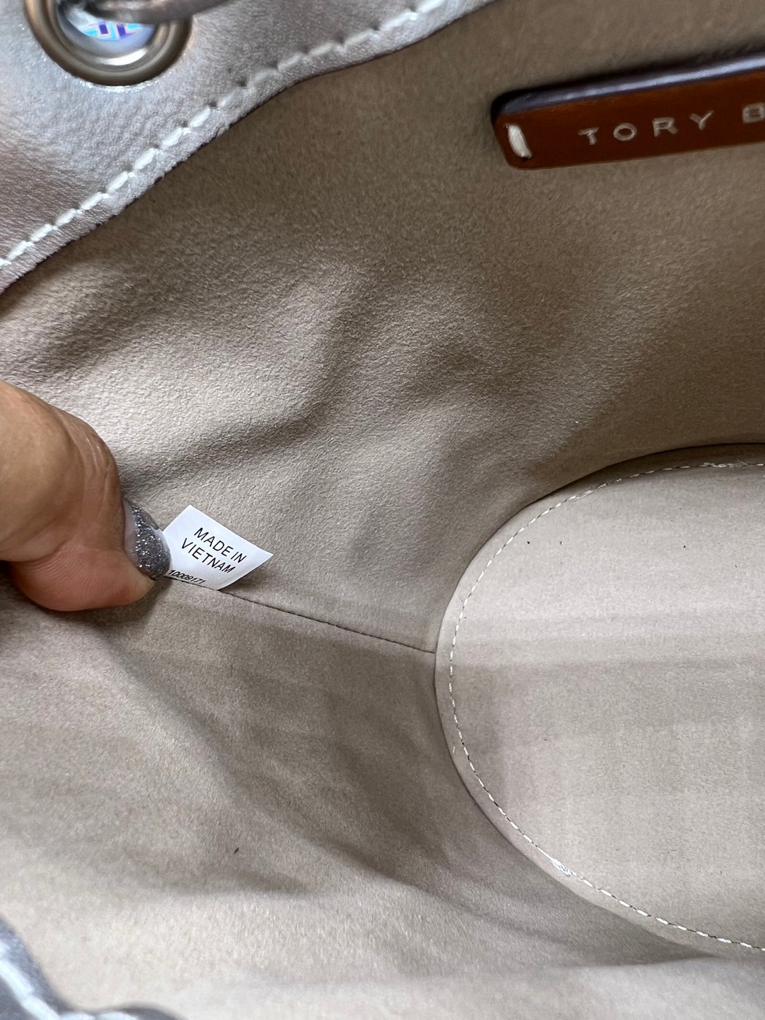 6 สี Tory Burch Puffy Mini / Tory burch T Monogram Puffy Patent Mini Bucket Bag / Tory Bucket Bag กระเป๋าบัคเกต size เล็ก โดดเด่นด้วยโลโก้ตัวนูนปั๊มด้านหน้า