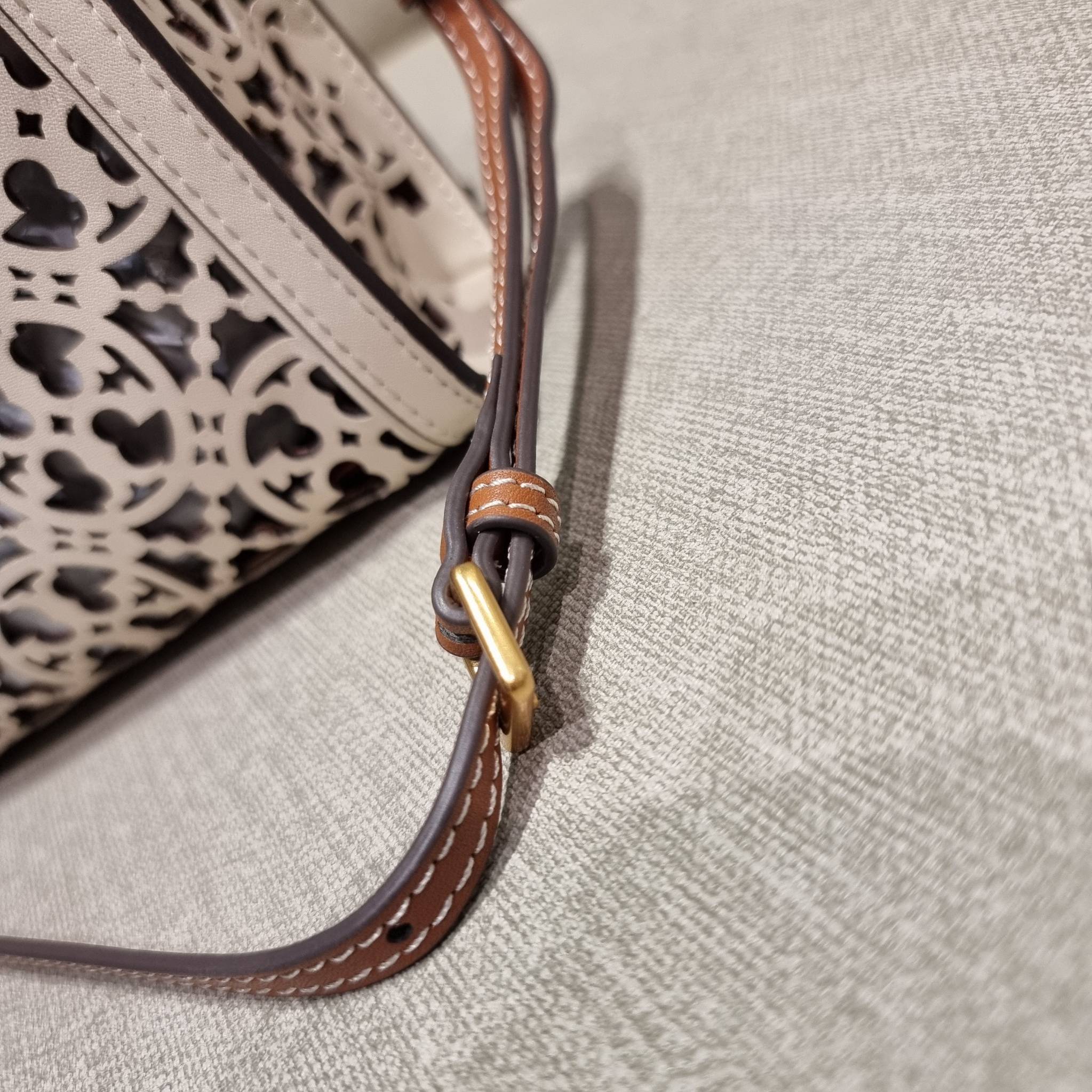 TORY BURCH T MONOGRAM LASER-CUT MINI TOTE ใจบางที่สุดกับคอลเลคชั่นนี้ กับกระเป๋าสะพายทรงโท้ท ไซส์มินิ ที่เพิ่มดีเทลความแพงด้วยการฉลุลวดลายโมโนแกรมรอบใบ ถักทอเป็นเส้นลายสานที่สวยงามมาก งานฝีมือจริงๆ วัสดุหนัง cowhide ปากกระเป๋ามีแถบแม่เหล็กกันหล่น และมีหูจ