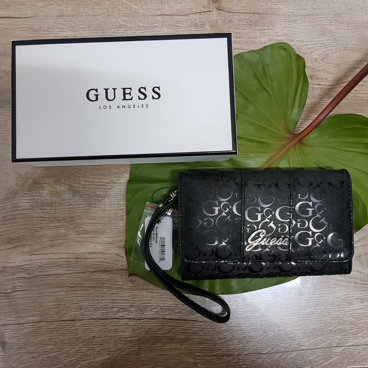 Guess leather wallet กระเป๋าสตางค์ใบกลาง มีสายคล้องมือสามารถถอดได้ ด้านหน้าแต่งโลโก้แบรนด์โลหะสีเงิน ภายในมีช่องใส่ธนบัตร,เหรียญ บัตรต่างๆ ปิดเปิดใช้งานสะดวก