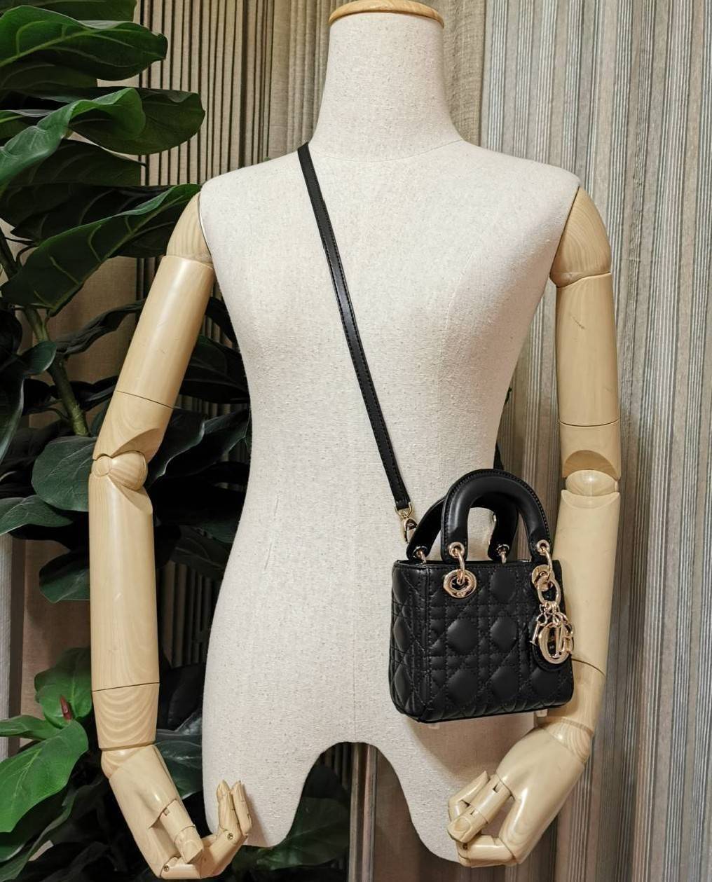 CHRISTIAN DIOR MINI BAG VIP GIFT WITH PURCHASE (GWP) พรีเมี่ยมกิ้ฟ Limited Edition จาก DIOR DUTYFREE COUNTER วัสดุหนังแท้ Calfskin ทรงเหลี่ยมหนังสวยหรูอยู่ทรงขึ้นลายเอกลักษณ์แบรนด์ ประดับTAGห้อยโลโก้แบรนด์อะไหล่ทองด้านหน้า เปิดปิดด้วยฝาปิด ภายในโล่งมีโลโก