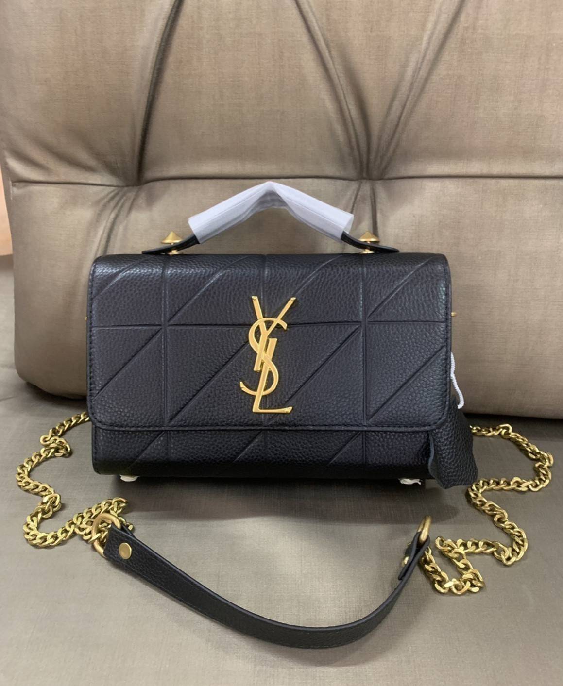 SAINT LAURENT YSL BAG VIP GIFT WITH PURCHASE (GWP) พรีเมี่ยมกิ้ฟ Limited Edition จาก YSL DUTY FREE COUNTER วัสดุหนังแกะหนังเคราะห์ ตกแต่งลวยลายตาราง ปักหมุดตรงหูหิ้ว ด้านหน้าประดับโลโก้แบรนด์YSL ขนาดกระทัดรัด หนังเงาสวย อะไหล่ทองทั้งใบ มาพร้อมสายสะพายยาวส