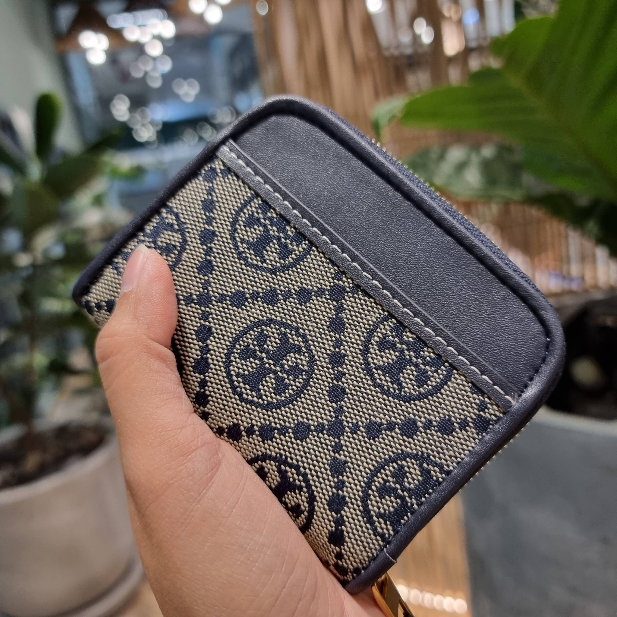 TORY BURCH T MONOGRAM ZIP COIN CASE จัดไปเลยจ้า กับกระเป๋าสตางค์รับทรัพย์ ใบสั้น สวยหรู ขนาดเหมาะมือ ถือแล้วขับผิว วัสดุผ้า jacquard ตัดสลับหนังแท้ รูดเปิด-ปิดด้วยซิป ภายในมีช่องใส่บัตร ใบนี้ใส่เหรียญ ใส่ธนบัตรได้ (พับ) พกพาได้สะดวก ไม่กินพื้นที่กระเป๋าใบ