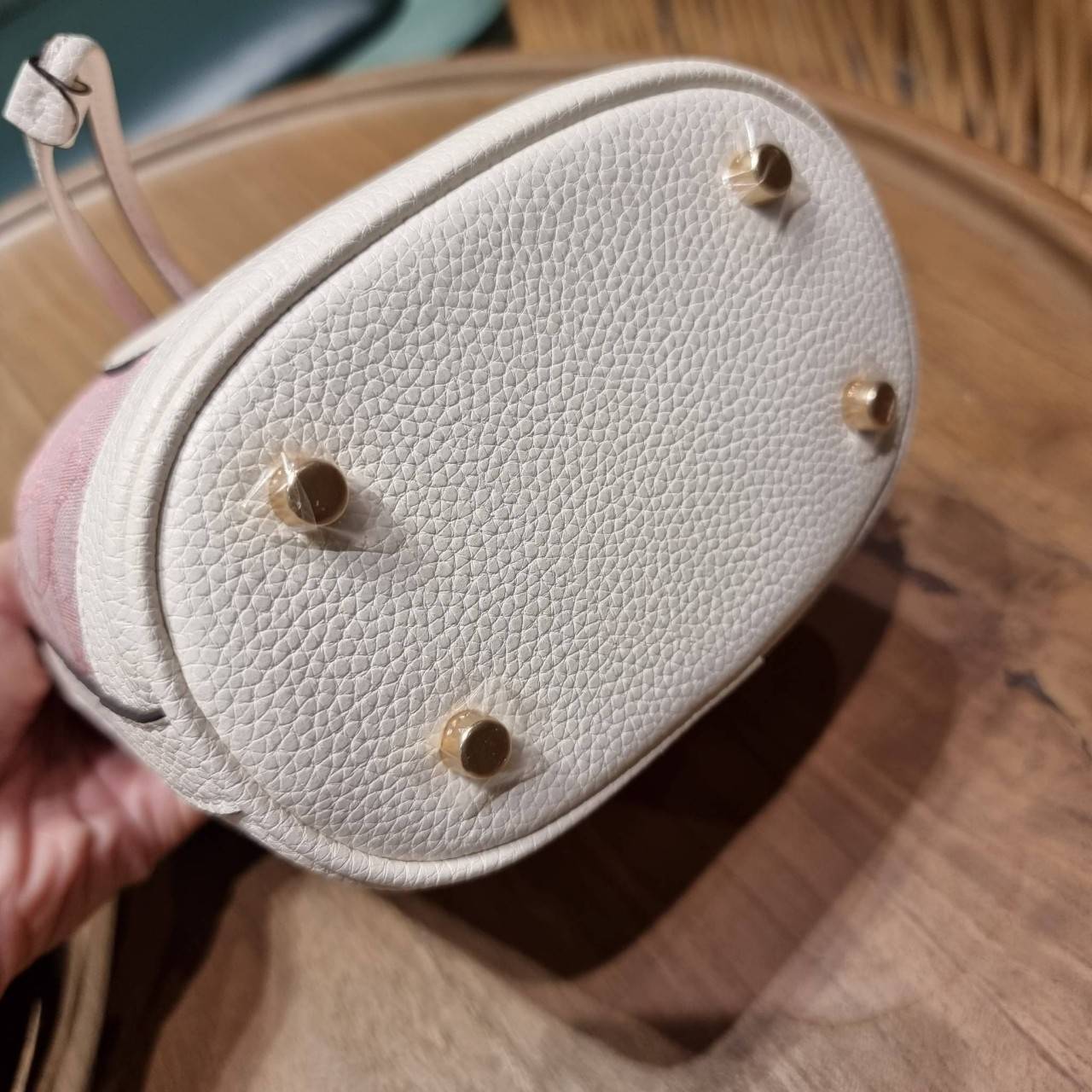 COACH C5121 DEMPSEY 15 DRAWSTRING MINI BUCKET BAG น้องคนสวยมาใหม่จ้า รุ่นใหม่กริ๊บ!! ยังไม่เข้าช็อปไทย ละมุนคุณหนูต้องมาแล้วแหละ กระเป๋าทรงถังไซส์มินิ ใช้งานง่ายด้วยการรูดหนังปิดรอบปากกระเป๋า ทุกอย่างลงตัวที่สุด!! มาพร้อมตัวห้อยรูปหัวใจสีทองกุ๊กกิ๊ก น่ารั