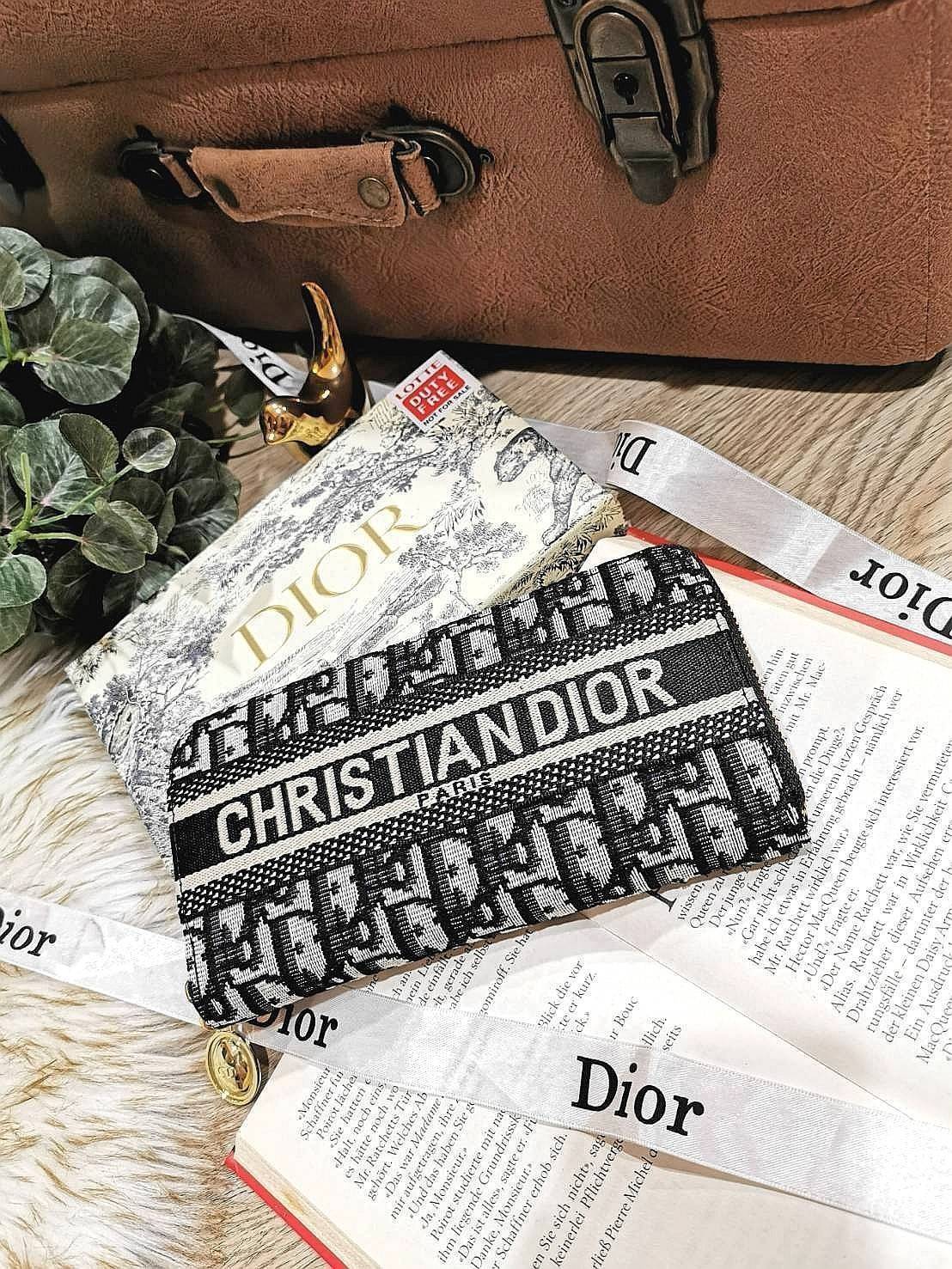 VIP 】CHRISTIAN DIOR ANAGRAM LONG WALLET VIP GIFT WITH PURCHASE (GWP) กระเป๋าสตางค์ใบยาวไอเท็มแนะนำพรีเมี่ยมกิ้ฟ Limited จาก DIOR DUTYFREE ลาย Dior Anagram สวยคลาสสิคไม่มีเอ้าท์ เปิดปิดด้วยซิปแบรนด์สีทองสะดวกใช้ ภายในมีช่องแบ่งหลายช่องและช่องซิปกลางเเยกเป็
