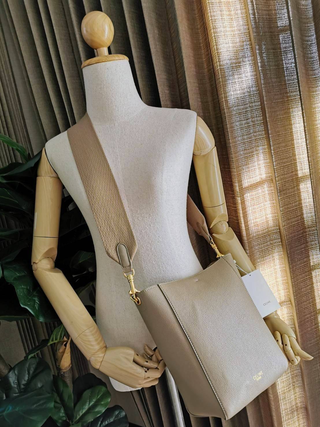 ซื้อ1ได้ถึง2! CELINE TRIOMPHE BUCKET BAG VIP GIFT WITH PURCHASE (GWP) พรีเมี่ยมกิ๊ฟ Limited Edition จาก CELINE PERFUME DUTY FREE COUNTER วัสดุหนังแท้ CALFSKIN ดีไซน์ทรง Bucket ขนาดกำลังดี มาพร้อมใบเล็กด้านในแยกใช้ได้ น้ำหนักเบา ภายในกว้างใส่ของใช้ได้เยอะพ