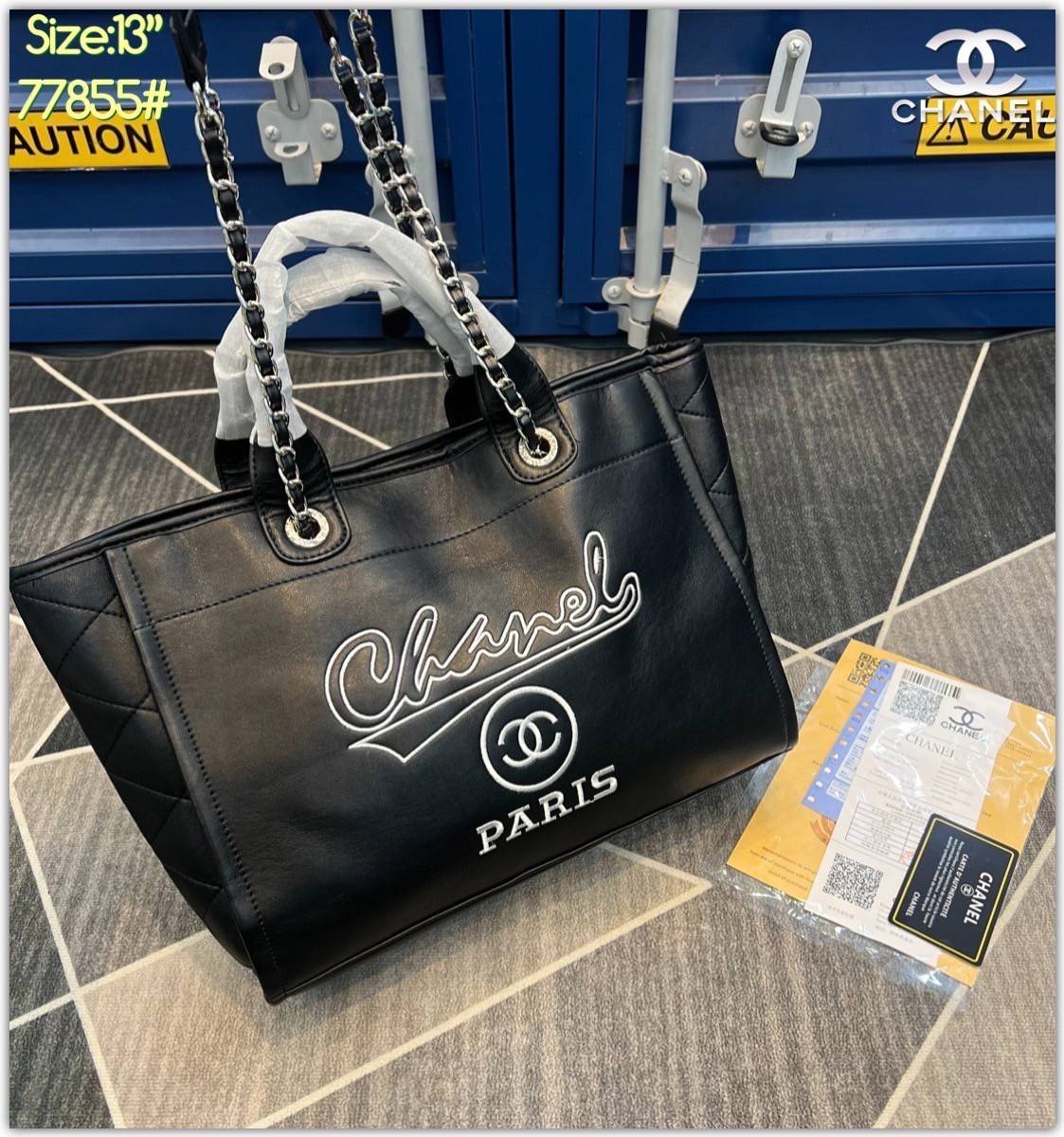 CHANEL shopping bag / Chanel Tote Bag งานหนังทั้งใบ หน้าปักโลโก้ Chanel Paris สวยคลาสสิก ใช้งานได้หลายโอกาส ภายในโล่งกว้าง จุของได้เยอะ พร้อมส่งที่ไทย ภาพถ่ายจากงานขายจริง ใช้งานต่างประเทศได้