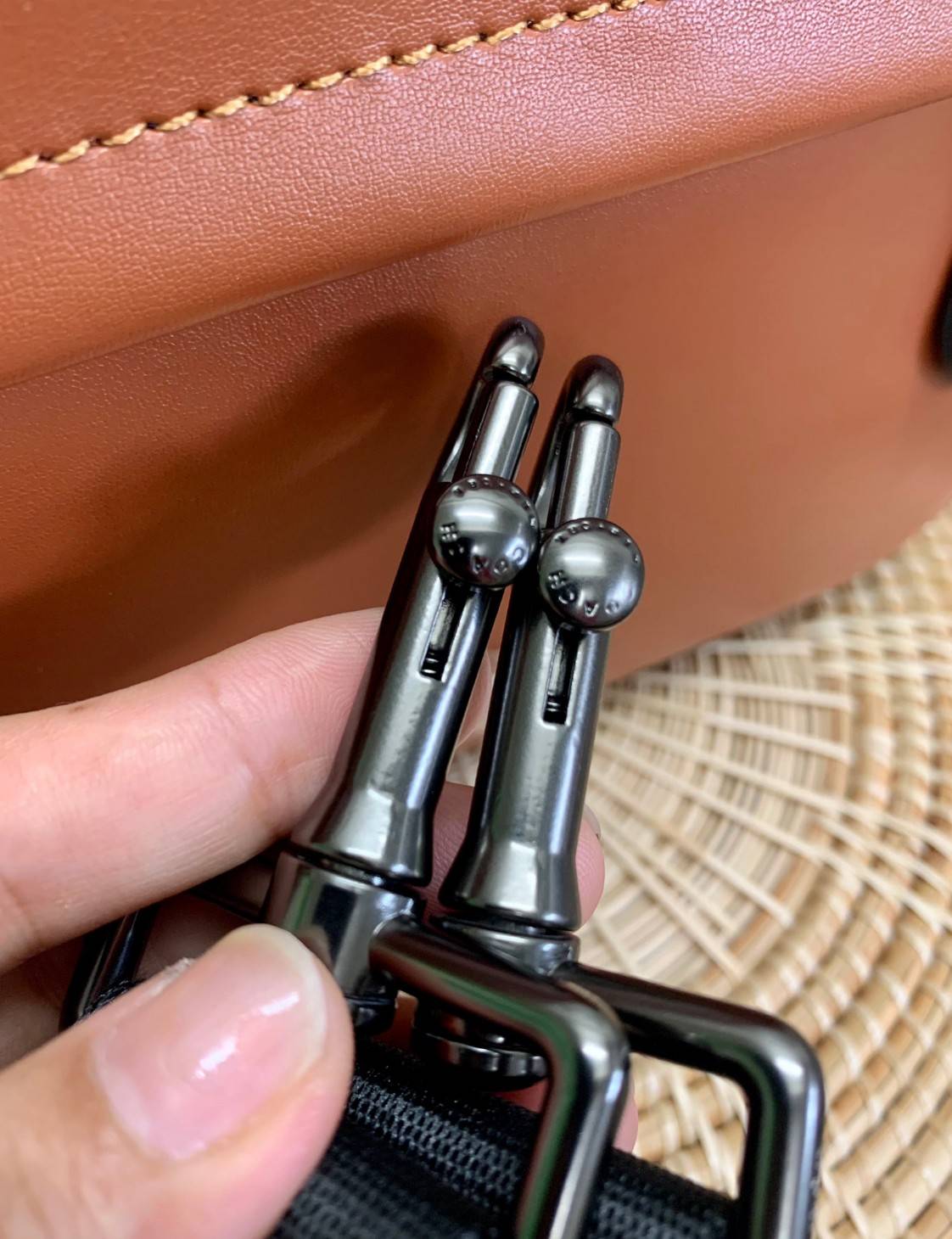 3สีเข้าใหม่งานคุณภาพอีกแล้วคับท่านน ทั้งสี ทั้งหนังสวยมากๆค่าา!! COACH GRAHAM CROSSBODY BAG ((39946)) พร้อมส่ง! กระเป๋าสะพายแบบครอสบอดี้ร์ ใช้ได้ทั้งชาย//หญิง หนังแท้อย่างดี เรียบหรูค่ะ ด้านหน้ามีช่องซิปซ่อนให้หนึ่งช่อง ช่องซิปหลักกว้าง ใส่ของจำเป็นได้ครบ