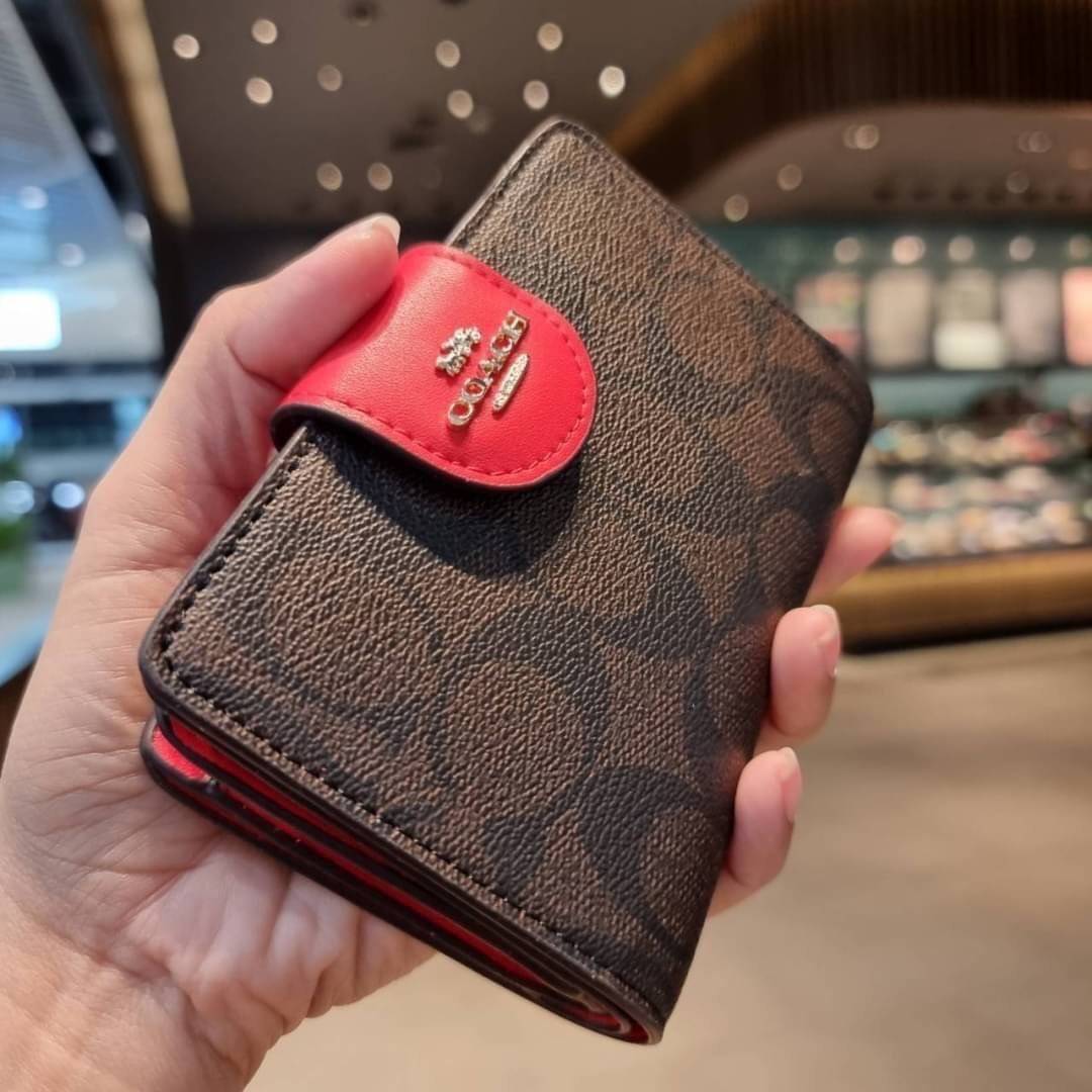 COACH C0082 MEDIUM CORNER ZIP WALLET IN SIGNATURE CANVAS ดีไซน์ใหม่ล่าสุด!! กระเป๋าสตางค์ใบกลาง 👛 ขนาดกำลังเหมาะมือ วัสดุหนังแคนวาสเคลือบลาย ดูแลรักษาง่าย มีช่องใส่บัตรและธนบัตรครบ และช่องซิปแยกไว้ใส่เหรียญ ครบเซ็ทแบบนี้เหมาะส่งต่อเป็นของขวัญที่สุ