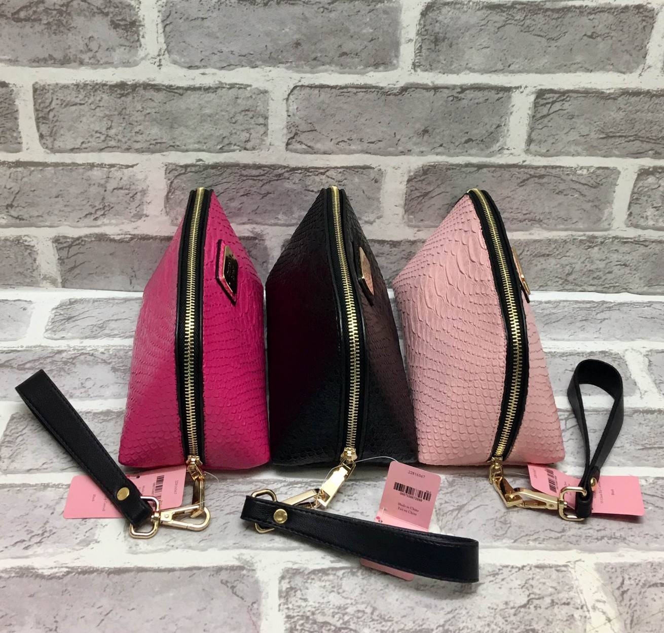 New Arrival Victoria' Secret Pu Croc Bag พร้อมส่งความปัง เหล่าสาวกนางฟ้าไม่ควรพลาดค่ะ กระเป๋าหนังลายจรเข้อยู่ทรงสวยหรู ด้านหน้าติดอะไหล่โลโก้แบร์นหรู เปิดปิดกระเป๋าด้วยซิปคุณภาพดี ด้านในโล่ง มีช่องซิปหนึ่งช่อง ช่องเล็กอีก 2 ช่องค่ะ มาพร้อมสายคล้องมือ