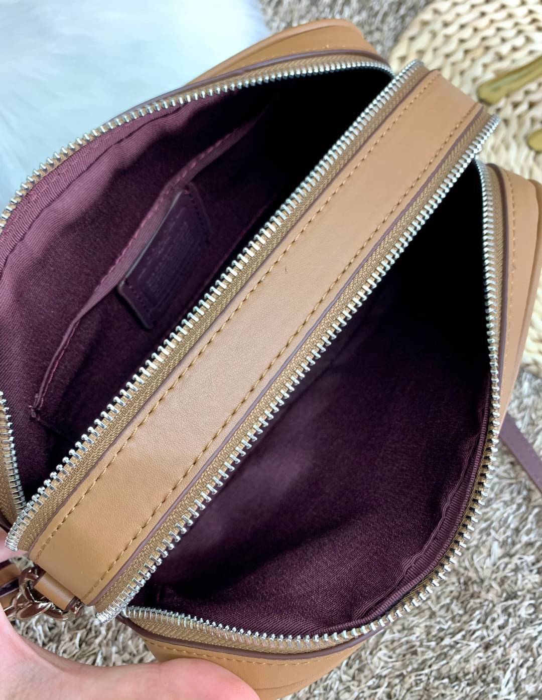 COACH JES CROSSBODY BAG ((6519)) พร้อมส่งที่ไทยก่อนใคร! กระเป๋าสะพายแบบครอสบอดี้ร์ วัสดุแคนวาส+หนัง ได้ลงตัวสวยงามค่ะ สีของกระเป๋าดูละมุลตาดีมากค่ะ ✔️ตัวกระเป๋ามี2ช่องซิปหลัก ภายในกว้างสามารถใส่กระเป๋าเงินใบยาวได้;มือถือได้ทุกรุ่น;ของจำเป็นอื่นๆได้