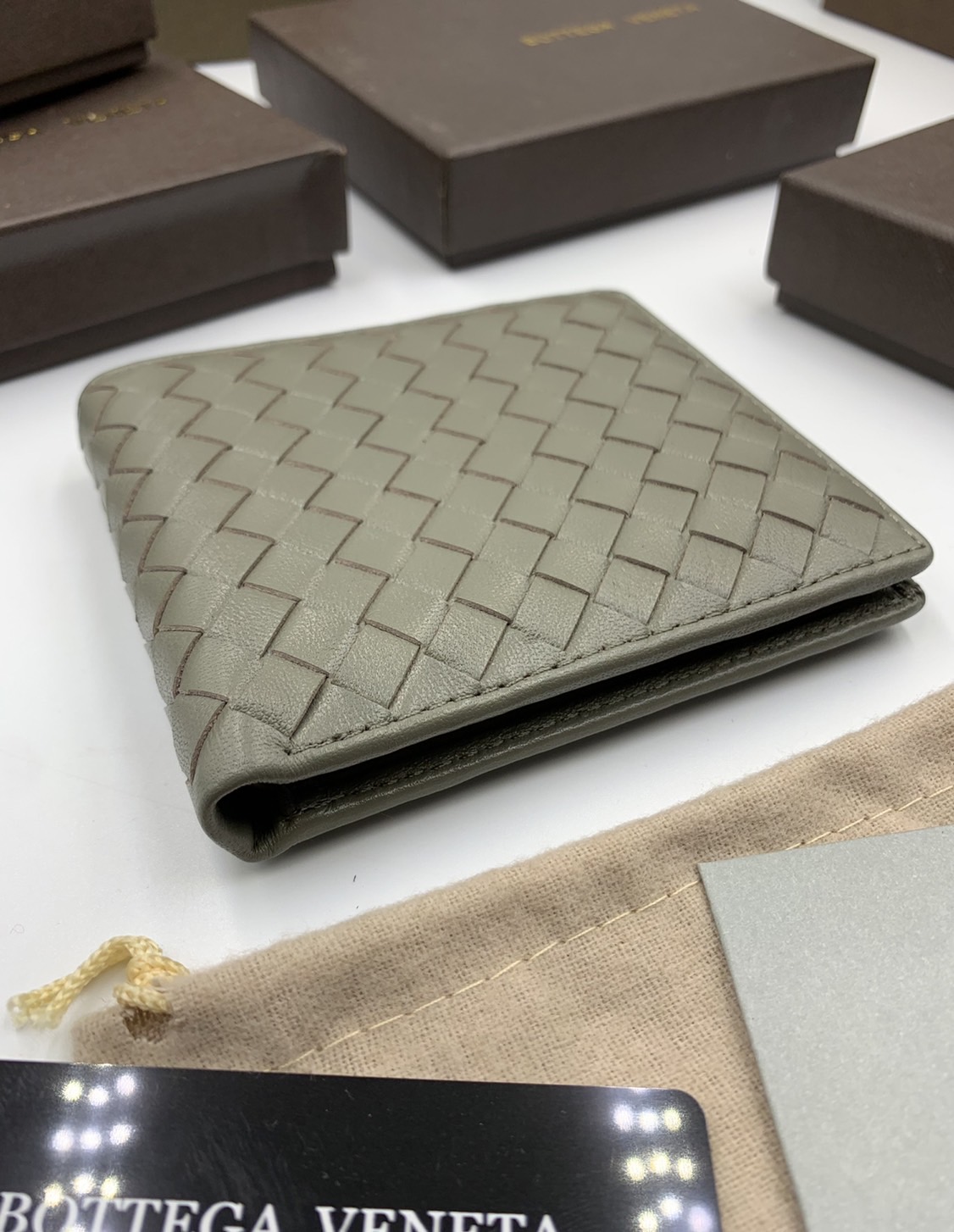 หนังแท้ BOTTEGA VENETA WALLET / BV Wallet พร้อมส่งที่ไทย กระเป๋าสตางค์ใบสั้นคุณผู้ชาย รุ่นตามหา มาเท่าไหร่ไม่เคยพอเลยค่า เป็นรุ่นคลาสสิกที่หยิบมาใช้งานได้บ่อยที่สุด งานหนังลูกวัวแท้ทั้งใบ ใช้ทนทานได้นาน ใช้ทนทานได้นานภาพสินค้าถ่ายจากงานขายจริง ใช้งานต่างป