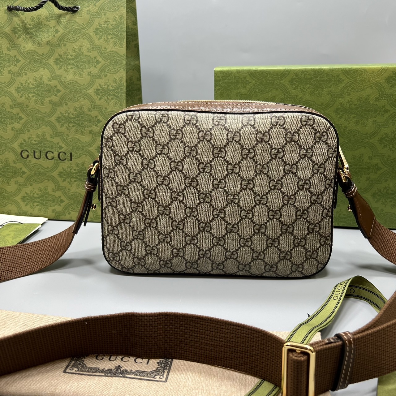 GUUCI Messenger bag with Interlocking G / guccipouch กระเป๋าสะพายทรงแมสเซ็นเจอร์ ใหม่ล่าสุด พิมพ์ลายคมชัดโมโนแกรมแคนวาสกับไอเท็มที่หนุ่มๆต้องไม่พลาด ดีไซส์สวยเด่นเป็นเอกลักษณ์