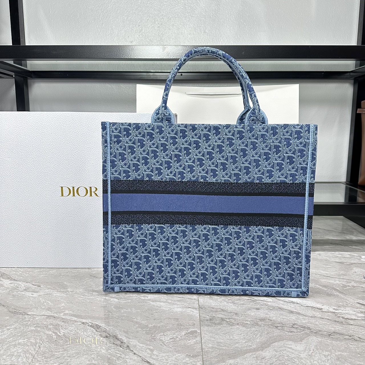 Large Dior Book Tote Bag Blue Denim Dior Oblique Jacquard กระเป๋าทรงโท้ท แก่นแท้ของความงามรูปลักษณ์ทันสมัย เดนิมหรูหรา