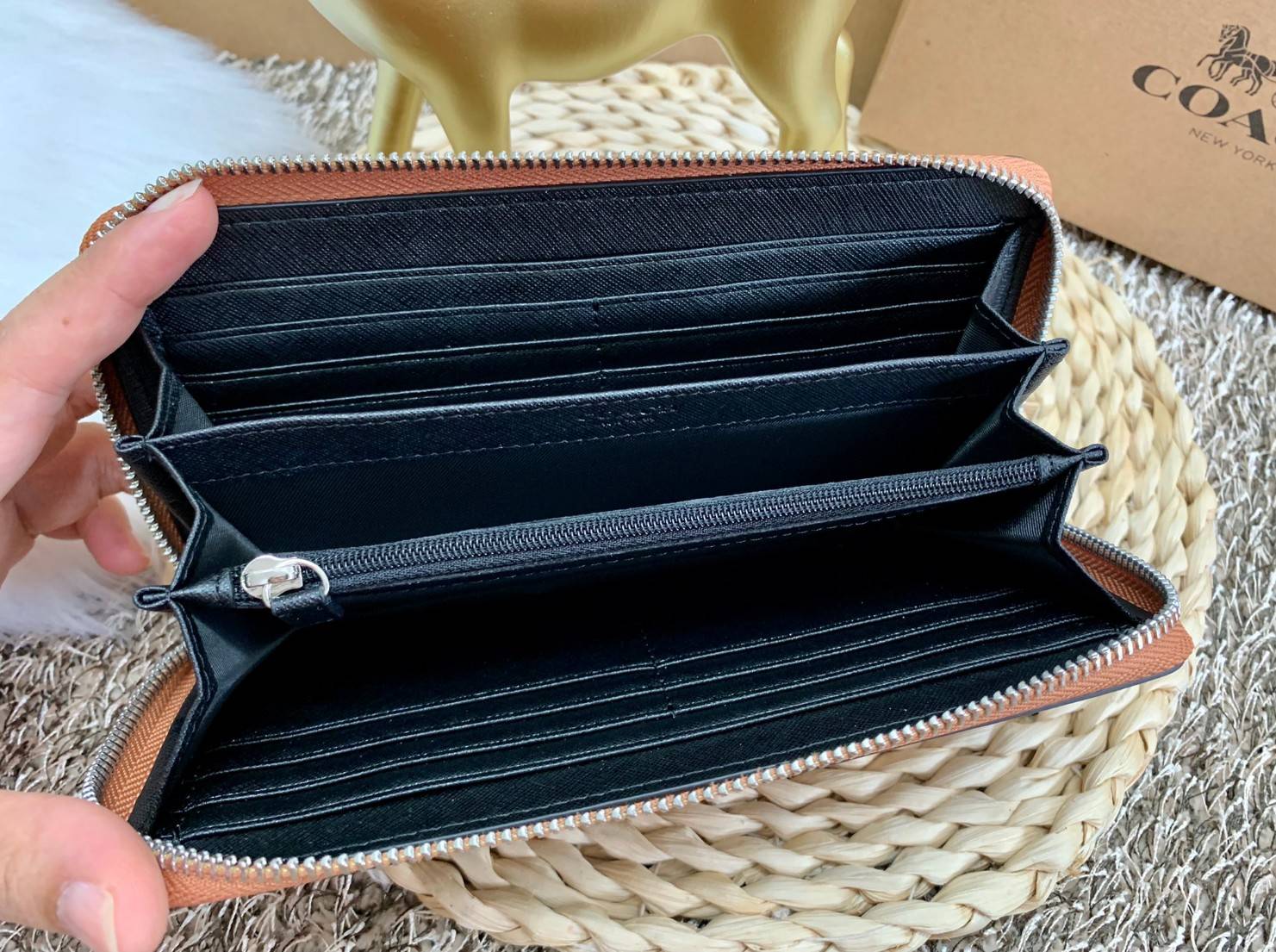 ของแท้ 💯% COACH X PEANUTS SNOOPY ACCORDION ZIP AROUND LEATHER WALLET (ดำ//ชมพู//น้ำตาล//ขาว)