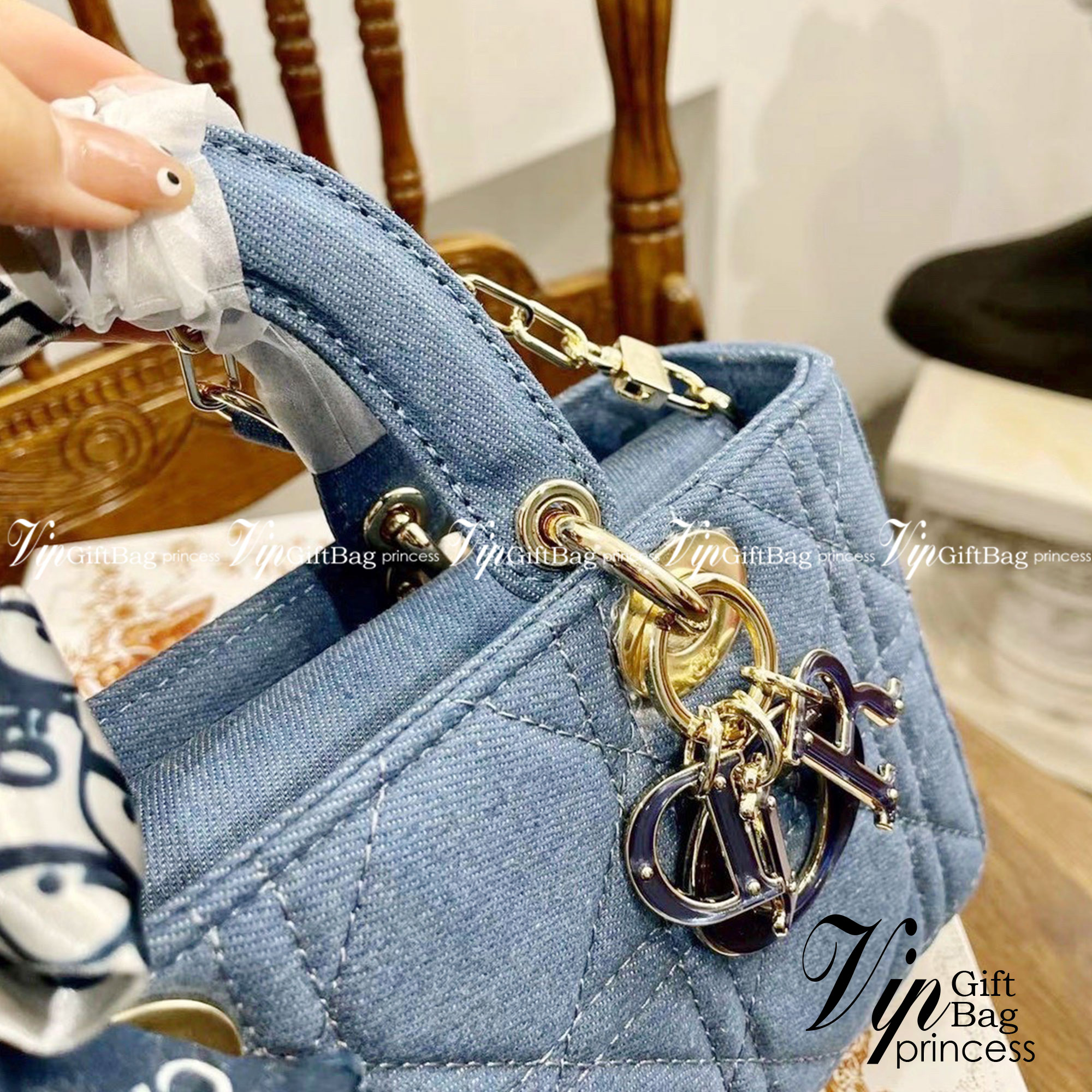 DIOR D-Joy Bag Cannage Denim / Dior Lady Bag กระเป๋าสะพายดิออร์ใบนี้คือราชนิกุลมากแม่ความเลดี้ดิออร์ที่เกินต้าน งานชนช้อปปังสุด ถือสลับแท้ไม่โป๊ะแน่นอน ราคาเบาสุด ภาพถ่ายจากงานจริง สวยเหมือนในรูป พร้อมส่งที่ไทย